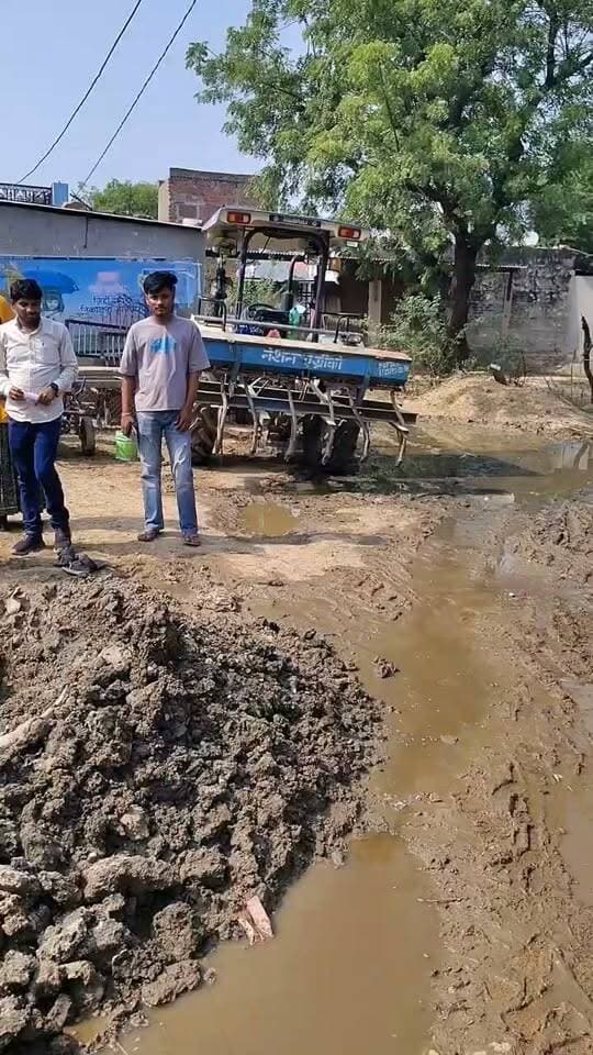 धमून कलां के माली मोहल्ले में एक साल पुरानी जलभराव की समस्या का समाधान
ग्राम पंचायत धमून कलां के बिलोपा गांव स्थित माली मोहल्ले में सड़क पर पानी भरने की एक साल पुरानी समस्या का समाधान हो गया है सामाजिक कार्यकर्ता हनुमान मीणा ने जानकारी देते हुए बताया की । उनके प्रयासों से मोहल्लेवासियों को जलभराव की समस्या से राहत मिलने की उम्मीद है। अब सड़क पर पानी भरने से होने वाली परेशानी से लोगों को निजात मिलेगी।