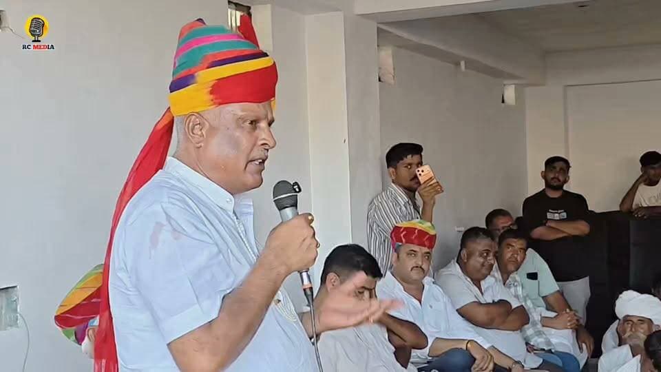 बंदर के हाथ में उस्तरा दोगे हजामत 😱...
नहीं तो नाक कान काटेगा..