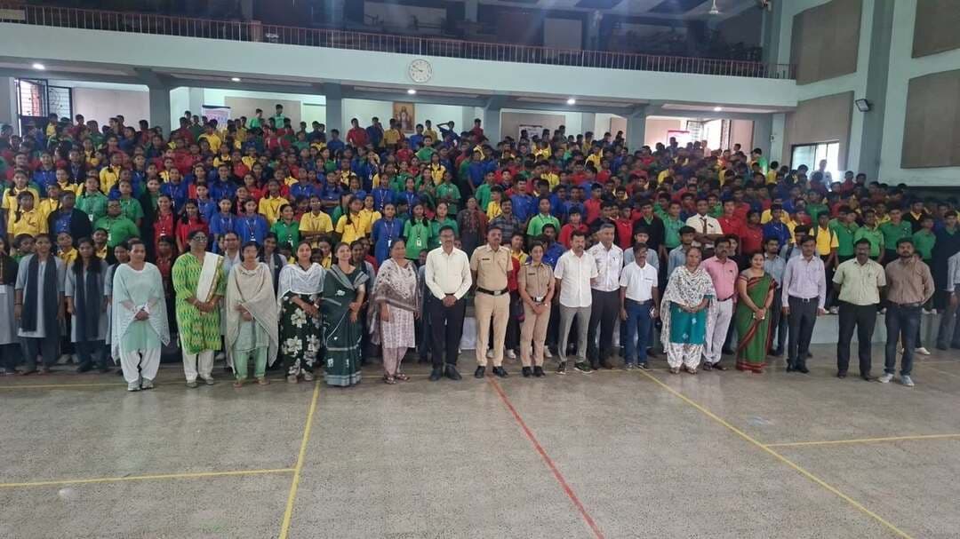St. Joseph High School and Jr. College येथे ६००+ विद्यार्थ्यांसाठी सायबर गुन्हे जागरूकता व डिजिटल सुरक्षा मार्गदर्शन व्याख्यान
सोलापूर, दि. १५ ऑक्टोबर २०२६ :
मा. पोलीस आयुक्त, पोलीस उपायुक्त (गुन्हे व विशेष शाखा) तसेच वरिष्ठ पोलीस निरीक्षक, सायबर पोलीस स्टेशन, पोलीस आयुक्तालय सोलापूर शहर यांच्या मार्गदर्शनाखाली St. Joseph High School and Jr. College, Solapur येथे महाविद्यालयातील ६००+ विद्यार्थ्यांसाठी सायबर गुन्हेविषयक जागरूकता आणि डिजिटल सुरक्षा मार्गदर्शन” या विशेष उपक्रमाचे आयोजन करण्यात आले.
वाढत्या ऑनलाइन फसवणुकीच्या पार्श्वभूमीवर विद्यार्थ्यांनी डिजिटल तंत्रज्ञानाचा सुरक्षित व जबाबदारीने वापर करावा, सुरक्षित डिजिटल व्यवहारांची सवय लावून घ्यावी तसेच विविध प्रकारच्या सायबर गुन्ह्यांपासून स्वतःचे संरक्षण करता यावे, या उद्देशाने सदर विशेष व्याख्यान आयोजित करण्यात आले.
या कार्यक्रमात विद्यार्थ्यांना सायबर सुरक्षेबाबत अत्यंत उपयुक्त व प्रात्यक्षिक स्वरूपाची माहिती देण्यात आली.
व्याख्यानामध्ये Online Financial Fraud, Phishing, OTP Fraud, UPI Fraud, Social Media Security, Cyber Bullying, Fake Profile, Digital Arrest, AI/Deepfake आधारित फसवणूक, Password Security, Mobile Security, Mule Account तसेच सायबर गुन्ह्याची तक्रार नोंदविण्याची प्रक्रिया या महत्त्वपूर्ण विषयांवर सविस्तर मार्गदर्शन करण्यात आले. विद्यार्थ्यांनी ऑनलाइन व्यवहार करताना कोणती काळजी घ्यावी, संशयास्पद लिंक व कॉल कसे ओळखावेत, वैयक्तिक व आर्थिक माहिती सुरक्षित कशी ठेवावी आणि सायबर फसवणूक झाल्यास तातडीने कोणती पावले उचलावीत, याबाबतही मार्गदर्शन करण्यात आले.
यावेळी महिला पोलीस अंमलदार प्रांजली काळे, तसेच सायबर सिक्युरिटी तज्ञ श्री. अविनाश पाटील, पो.कॉ. अंबलगी व पो.कॉ. रतिकांत राजमाने यांनी सायबर सुरक्षेच्या विविध बाबींविषयी विद्यार्थ्यांना मार्गदर्शन केले.
कार्यक्रमास हायस्कूल अँड ज्युनियर कॉलेज चे प्राचार्य व उप-प्राचार्य यांच्यासह विद्यालयातील प्राध्यापकवर्ग मोठ्या संख्येने उपस्थित होता.
“सायबर गुन्ह्यांपासून बचावासाठी तंत्रज्ञानापेक्षा अधिक महत्त्वाची आहे जागरूकता; सावध रहा, सुरक्षित रहा आणि जबाबदारीने डिजिटल व्यवहार करा.”
या संदेशातून विद्यार्थ्यांमध्ये Cyber Security Awareness, Digital Responsibility आणि Safe Digital Practices याबाबत सकारात्मक व प्रभावी जनजागृती करण्यात आली. सदर उपक्रमास विद्यार्थ्यांचा उत्स्फूर्त प्रतिसाद मिळाला.