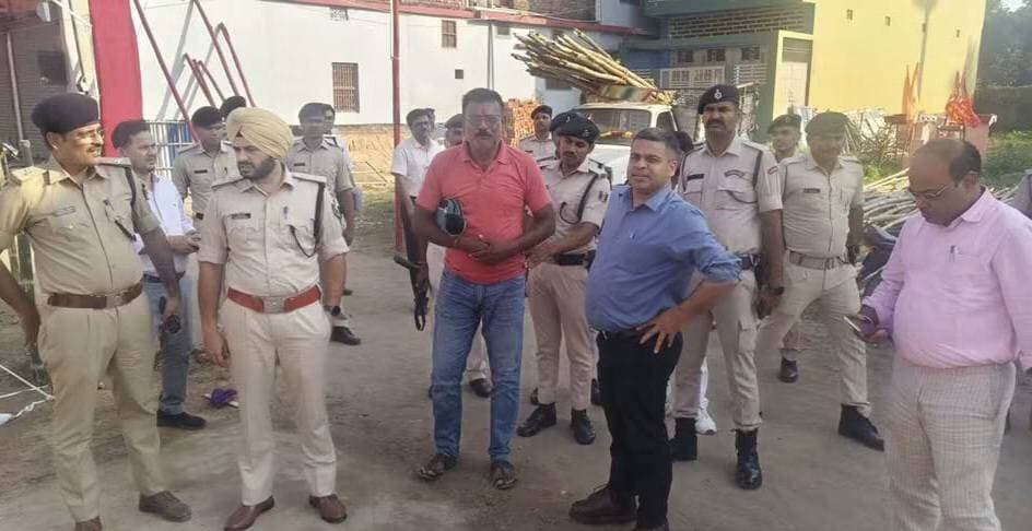 मधेपुरा में दशहरा को लेकर प्रशासन अलर्ट, डीएम-एसपी ने पूजा पंडालों का किया निरीक्षण
दो स्थानों पर होगा रावण दहन, CCTV कैमरे, अग्निशमन, बैरिकेडिंग और पार्किंग की व्यवस्था दुरुस्त करने का निर्देश
मधेपुरा, 13 अक्टूबर। दशहरा पर्व को शांतिपूर्ण और सुरक्षित माहौल में संपन्न कराने के लिए मधेपुरा जिला प्रशासन अलर्ट हो गया है। जिलाधिकारी एवं पुलिस अधीक्षक ने संयुक्त रूप से शहर के प्रमुख दुर्गा पूजा पंडालों और मेला स्थलों का निरीक्षण कर सुरक्षा व्यवस्था का जायजा लिया। इस दौरान अधिकारियों ने पूजा समितियों और संबंधित पदाधिकारियों को CCTV निगरानी, अग्निशमन, बैरिकेडिंग, पार्किंग और भीड़ प्रबंधन की व्यवस्था समय पर सुनिश्चित करने का निर्देश दिया।
प्रमुख पूजा पंडालों का लिया जायजा
संयुक्त निरीक्षण के दौरान बंगाली दुर्गा मंदिर, बड़ी दुर्गा मंदिर, रेलवे स्टेशन दुर्गा मंदिर तथा सार्वजनिक मां दुर्गा मंदिर, गौशाला स्थित पूजा पंडालों और मेला परिसरों का निरीक्षण किया गया। अधिकारियों ने श्रद्धालुओं की संभावित भीड़ को देखते हुए सुरक्षा मानकों का पालन करने और आपातकालीन परिस्थितियों से निपटने के लिए आवश्यक तैयारियां पूरी रखने पर जोर दिया।
CCTV कैमरों से होगी निगरानी
प्रशासन ने सभी प्रमुख पूजा पंडालों के प्रवेश एवं निकास द्वारों तथा भीड़भाड़ वाले स्थानों पर CCTV कैमरे लगाने का निर्देश दिया। साथ ही, नियंत्रण कक्ष से लगातार निगरानी की व्यवस्था सुनिश्चित करने को कहा गया, ताकि किसी भी संदिग्ध गतिविधि या अव्यवस्था की स्थिति में तत्काल कार्रवाई की जा सके।
अग्निशमन और आपातकालीन व्यवस्था दुरुस्त करने का निर्देश
पूजा पंडालों में अग्निशमन यंत्रों की उपलब्धता सुनिश्चित करने के साथ ही जरूरत के अनुसार अग्निशमन वाहनों की व्यवस्था रखने का निर्देश दिया गया। अधिकारियों ने कहा कि किसी भी अप्रिय घटना से निपटने के लिए आपातकालीन सेवाओं को तैयार रखना आवश्यक है।
बैरिकेडिंग और पार्किंग पर विशेष ध्यान
भीड़ को नियंत्रित करने और यातायात व्यवस्था सुचारू रखने के लिए पूजा पंडालों के आसपास आवश्यक बैरिकेडिंग और मार्किंग कराने का निर्देश दिया गया। वाहनों की पार्किंग के लिए निर्धारित स्थलों को चिह्नित करने पर भी जोर दिया गया, ताकि श्रद्धालुओं को आवागमन में परेशानी न हो और आपातकालीन वाहनों के लिए रास्ता खुला रहे।
शहर में दो स्थानों पर होगा रावण दहन
इस वर्ष दशहरा के अवसर पर मधेपुरा शहर में दो स्थानों पर रावण दहन का आयोजन किया जाएगा। इनमें रेलवे स्टेशन स्थित दुर्गा मंदिर के समीप तथा गौशाला स्थित दुर्गा मंदिर के पास के स्थल शामिल हैं।
दोनों स्थानों पर संभावित भीड़ को ध्यान में रखते हुए प्रशासन ने सुरक्षा, अग्निशमन और भीड़ प्रबंधन की समुचित व्यवस्था सुनिश्चित करने का निर्देश दिया है। श्रद्धालुओं की सुरक्षित आवाजाही और आयोजन स्थलों पर सुरक्षा मानकों के पालन पर विशेष जोर दिया गया है।
महिला सुरक्षा और पुलिस तैनाती पर जोर
दशहरा के दौरान विधि-व्यवस्था बनाए रखने के लिए पर्याप्त संख्या में पुलिस बल, महिला पुलिसकर्मियों और सादे वेश में पुलिसकर्मियों की तैनाती सुनिश्चित करने का निर्देश दिया गया। प्रमुख पूजा स्थलों, मेला परिसरों और भीड़भाड़ वाले क्षेत्रों में लगातार निगरानी रखने के साथ यातायात व्यवस्था को सुचारू बनाए रखने पर भी बल दिया गया।
जिला प्रशासन ने स्पष्ट किया कि दशहरा पर्व के दौरान श्रद्धालुओं की सुरक्षा, शांति और विधि-व्यवस्था बनाए रखना सर्वोच्च प्राथमिकता है। इसके लिए संबंधित पदाधिकारियों और पूजा समितियों के बीच समन्वय स्थापित कर सभी आवश्यक तैयारियां पूरी की जाएंगी।
जिला प्रशासन की आम लोगों से अपील
जिला प्रशासन ने श्रद्धालुओं और आम नागरिकों से दशहरा पर्व को शांति, सद्भाव और आपसी सहयोग के साथ मनाने की अपील की है। लोगों से सुरक्षा निर्देशों का पालन करने, वाहनों को निर्धारित पार्किंग स्थलों पर खड़ा करने और भीड़भाड़ वाले स्थानों पर अनावश्यक रूप से रुकने से बचने की अपील की गई है।
प्रशासन ने नागरिकों से किसी भी संदिग्ध गतिविधि, अव्यवस्था या आपात स्थिति की सूचना तत्काल संबंधित प्रशासनिक अथवा पुलिस पदाधिकारी को देने का आग्रह किया है। साथ ही, सुरक्षित और शांतिपूर्ण दशहरा मनाने के लिए प्रशासन का सहयोग करने की अपील की गई है।