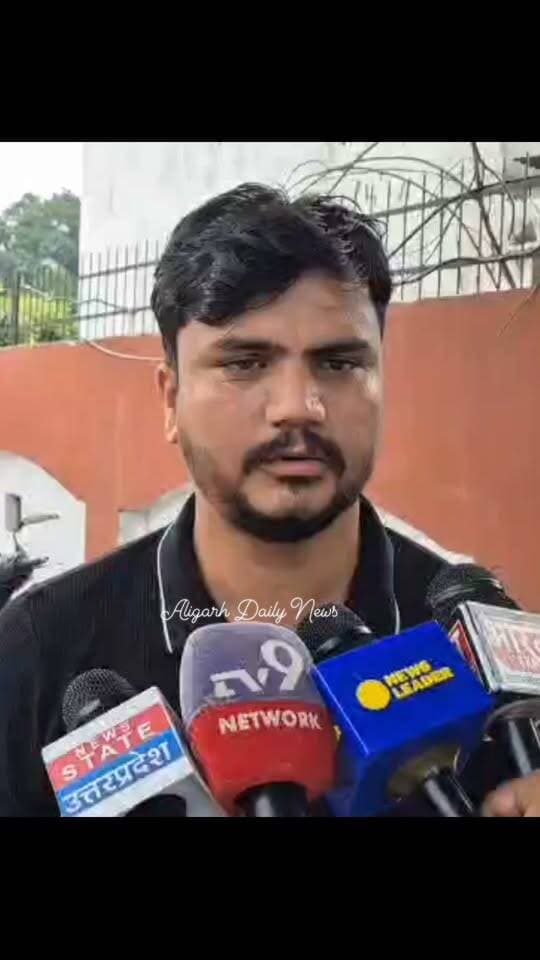 #अलीगढ़। नगर पंचायत बरौली के चेयरमैन मनोज सिंह पर पंचायत के लिपिक कपिल पाठक ने गंभीर आरोप लगाए हैं। लिपिक का आरोप है कि चेयरमैन ने पिस्टल तानकर जान से मारने की धमकी दी और अपहरण की कोशिश की। पीड़ित ने दावा किया कि वीडियो वायरल करने की रंजिश में उनका मोबाइल भी छीन लिया गया। उन्होंने पत्नी के साथ मारपीट और कपड़े फाड़ने का आरोप भी लगाया है। कपिल पाठक ने जिलाधिकारी से मुलाकात कर प्रार्थना पत्र सौंपा और रिपोर्ट दर्ज कराने की मांग की। मामले में लगाए गए आरोपों की आधिकारिक पुष्टि नहीं हुई है।
#AligarhNews #Baroli #BreakingNews #AligarhUpdate #UttarPradesh