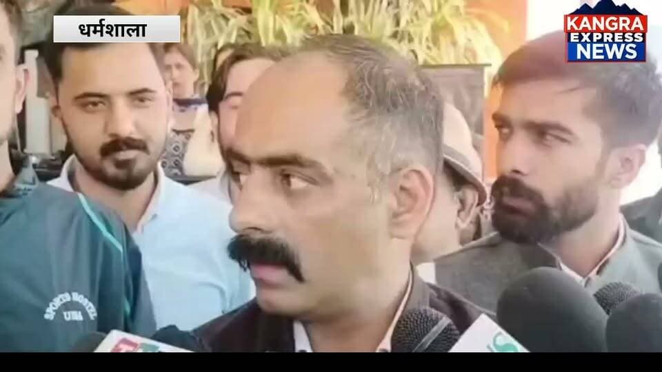 हिमाचल देश के टॉप-5 राज्यों में शामिल! 78% युवाओं को रोजगार का दावा |
Kangra Express
धर्मशाला : डीडीयू-जीकेवाई 2.0 को लेकर धर्मशाला में राष्ट्रीय स्तरीय कार्यशाला आयोजित की गई, जिसमें ग्रामीण युवाओं के कौशल विकास, प्रशिक्षण और रोजगार के अवसरों पर चर्चा हुई। इस दौरान ग्रामीण विकास एवं पंचायती राज मंत्री अनिरुद्ध सिंह ने दावा किया कि योजना के क्रियान्वयन में हिमाचल प्रदेश देश के शीर्ष पांच राज्यों में शामिल है और प्रशिक्षण प्राप्त करने वाले करीब 78 प्रतिशत युवाओं को रोजगार उपलब्ध कराने में सफलता मिली है।
मंत्री ने पंचायत भवनों के निर्माण बजट को 33 लाख रुपये से बढ़ाकर करीब 1.14 करोड़ रुपये करने, प्रदेश में लगभग 300 आधुनिक पंचायत भवनों के निर्माण और पंचायत सेवाओं को ऑनलाइन करने की जानकारी भी दी। उन्होंने कहा कि डिजिटल सुविधाओं से पंचायतों के कामकाज में पारदर्शिता और सुगमता आएगी।
🎥 देखिए मंत्री अनिरुद्ध सिंह ने और क्या कहा…
📺 Kangra Express | खबर हर पल, आपके साथ