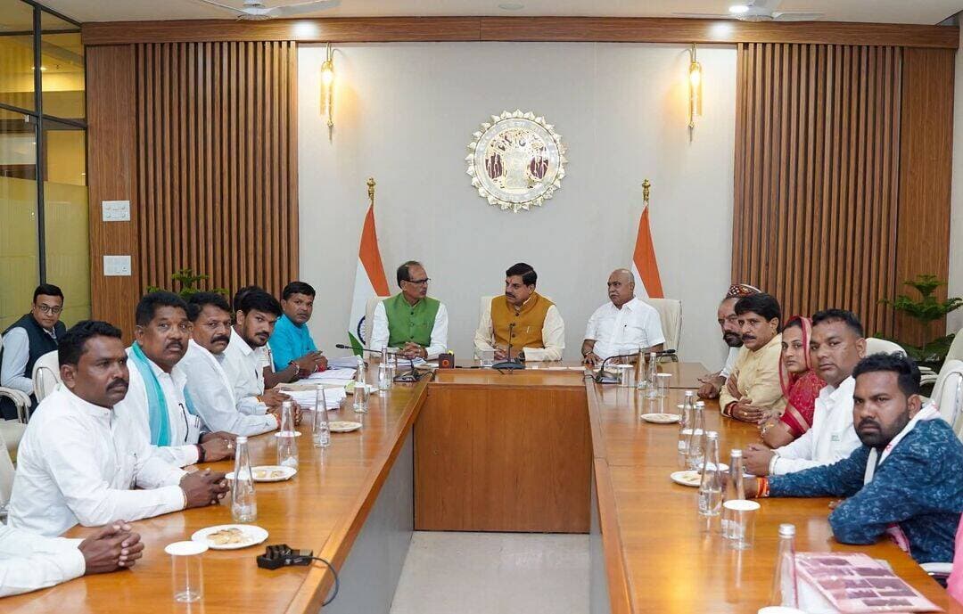 भोपाल: कोसमी मामले में CM डॉ. मोहन यादव से मिले शिवराज सिंह चौहान, सीएम हाउस में हुई अहम बैठक
भोपाल। सीहोर जिले के बुधनी क्षेत्र के कोसमी गांव में आदिवासी परिवारों के मकान तोड़े जाने का मामला अब सरकार के स्तर तक पहुंच गया है। गुरुवार देर रात केंद्रीय कृषि एवं ग्रामीण विकास मंत्री शिवराज सिंह चौहान ने मुख्यमंत्री डॉ. मोहन यादव से मुख्यमंत्री निवास पर मुलाकात की। बैठक में भाजपा प्रदेश अध्यक्ष हेमंत खंडेलवाल सहित अन्य प्रतिनिधि भी मौजूद रहे।
बैठक के दौरान कोसमी गांव में वन विभाग की कार्रवाई और प्रभावित आदिवासी परिवारों की समस्याओं पर चर्चा हुई। मुख्यमंत्री डॉ. मोहन यादव ने मामले की गंभीरता से जांच कराने और दोषी पाए जाने वाले अधिकारियों के खिलाफ कार्रवाई का आश्वासन दिया। साथ ही, प्रभावित परिवारों की समस्याओं का आपसी संवाद के जरिए समाधान निकालने की बात कही।
गौरतलब है कि कोसमी में 12 आदिवासी परिवारों के मकान हटाए जाने और फसलों को नुकसान पहुंचने के विरोध में बड़ी संख्या में आदिवासी ग्रामीणों ने भोपाल की ओर पैदल मार्च शुरू किया था। बैठक के बाद आंदोलनकारियों ने सरकार से मिले आश्वासन के आधार पर भोपाल मार्च स्थगित करने पर सहमति जताई। अब मामले में जांच और प्रभावित परिवारों की मांगों पर सरकार के अगले कदम पर नजर रहेगी।