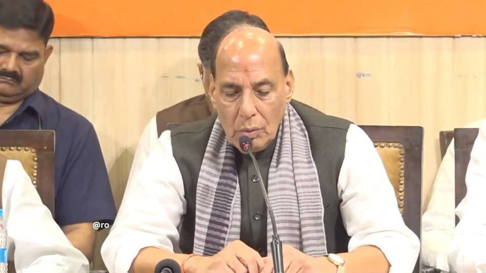 ये देश में आग लगाना चाहते हैं... रक्षा मंत्री राजनाथ सिंह