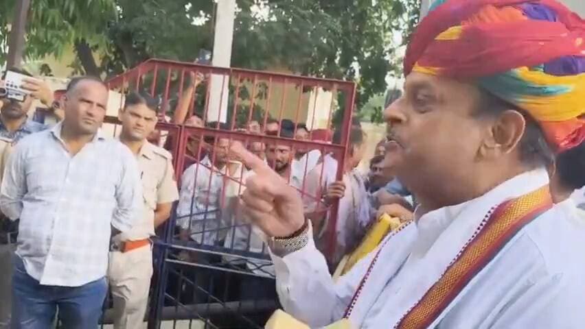 “बुला लो भजनलाल को… मैं गाँव-गाँव हंसराज गुर्जर
बनकर जाऊँगा, वो हरा देगा क्या?” पुलिस पर भड़के
डॉ. रघु शर्मा, सरवाड़ थाने में मचा सियासी घमासान
हंसराज गुर्जर की गिरफ्तारी पर भड़के पूर्व मंत्री डॉ. रघु
शर्मा, कांग्रेस कार्यकर्ताओं के साथ सरवाड़ थाने पहुंचे।
सरवाड़। जिला परिषद के वार्ड नंबर 12 से कांग्रेस प्रत्याशी हंसराज गुर्जर की गिरफ्तारी को लेकर पूर्व कैबिनेट मंत्री एवं कांग्रेस नेता डॉ. रघु शर्मा कांग्रेस कार्यकर्ताओं के साथ सरवाड़ पुलिस थाने पहुंचे और पुलिस की कार्रवाई पर कड़ी नाराजगी जताई।
डॉ. रघु शर्मा ने गिरफ्तारी को गलत बताते हुए आरोप लगाया कि कांग्रेस प्रत्याशी को झूठे मुकदमे में फंसाया जा रहा है। उन्होंने पुलिस की कार्यप्रणाली पर सवाल उठाते हुए तीखे शब्दों में अपनी नाराजगी जाहिर की।
#सरवाड़थाना #केकड़ी #Ajmer #Rajasthan
#RaghuSharma #Congress #viralvideo
#PanchayatiElection
