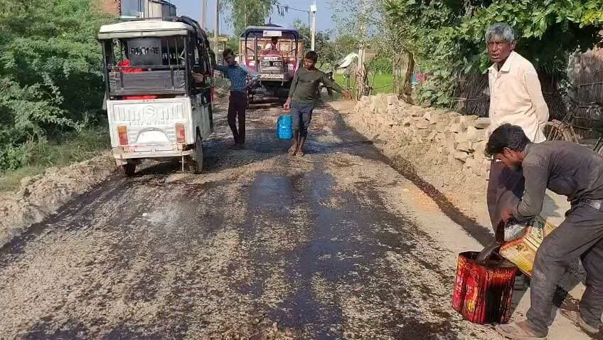 **बारा में सड़क निर्माण पर उठे सवाल, मानक के विपरीत काम का आरोप, ग्रामीणों ने की जांच की मांग**
**प्रयागराज यमुनानगर | बारा तहसील से बड़ी खबर**
**बारा।** बारा तहसील क्षेत्र के खडेशर गांव से कोरारी गांव तक जाने वाली लिंक रोड का निर्माण पीडब्ल्यूडी (PWD) विभाग द्वारा कराया जा रहा है। सड़क निर्माण को लेकर ग्रामीणों ने ठेकेदार और संबंधित जेई पर मानकों की अनदेखी करने का आरोप लगाया है।
ग्रामीणों का कहना है कि सड़क निर्माण से पहले उचित साफ-सफाई नहीं कराई जा रही है। आरोप है कि बिना सही तरीके से सतह तैयार किए ही केमिकल डालकर उसके ऊपर काली गिट्टी बिछाई जा रही है। इससे सड़क की गुणवत्ता पर सवाल खड़े हो रहे हैं।
ग्रामीणों ने आशंका जताई कि यदि निर्माण कार्य की गुणवत्ता की जांच नहीं कराई गई तो सरकारी धन की बर्बादी हो सकती है और सड़क कुछ ही महीनों में खराब हो सकती है। ग्रामीणों ने संबंधित विभाग के अधिकारियों से निर्माण कार्य की निष्पक्ष जांच कराने तथा अनियमितता पाए जाने पर जिम्मेदार ठेकेदार के खिलाफ कार्रवाई करने की मांग की है।
सड़क निर्माण में कथित अनियमितता का वीडियो बनाकर ग्रामीणों ने सोशल मीडिया पर वायरल किया है। अब देखना यह है कि संबंधित विभाग के अधिकारी मामले को संज्ञान में लेकर जांच कराते हैं या नहीं।
**अब सवाल यह है कि सरकारी धन से बन रही सड़क की गुणवत्ता सुनिश्चित करने की जिम्मेदारी किसकी है?** ग्रामीणों ने विभागीय अधिकारियों से मौके पर पहुंचकर निर्माण कार्य की जांच कराने और मानकों के अनुरूप सड़क बनवाने की मांग की है। हालांकि, आरोपों की आधिकारिक पुष्टि और विभाग का पक्ष सामने आना अभी बाकी है।