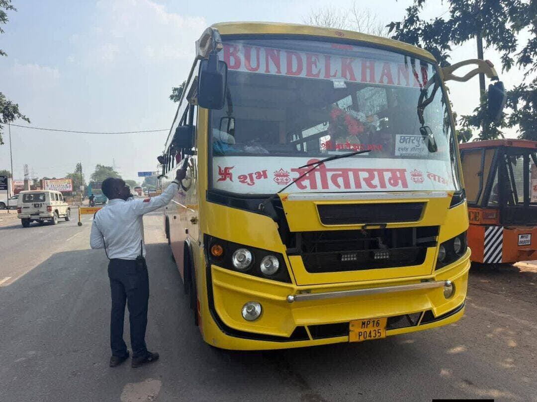 <nis:link nis:type=tag nis:id=दमोह nis:value=दमोह nis:enabled=true nis:link/> शराब के नशे में बस चलाते मिला चालक, बस जब्त; बिना परमिट दो बसों पर ₹20 हजार जुर्माना
दमोह। जिले में यात्री बसों की जांच के दौरान यातायात पुलिस ने शराब के नशे में बस चलाने वाले चालक के खिलाफ कार्रवाई करते हुए बस जब्त की है। वहीं, बिना वैध परमिट संचालित हो रहीं दो बसों से कुल 20 हजार रुपए का समन शुल्क वसूला गया।
पुलिस अधीक्षक आनंद कलादगि के निर्देशन और यातायात थाना प्रभारी दलबीर सिंह मार्को के नेतृत्व में यातायात पुलिस ने बसों की सघन जांच की। इस दौरान बीमा, फिटनेस, परमिट, प्रदूषण प्रमाण-पत्र (पीयूसी) और चालकों के ड्राइविंग लाइसेंस की जांच की गई। साथ ही ब्रेथ एनालाइजर से चालकों की जांच भी की गई।
नशे में मिला चालक, बस जब्त
जांच के दौरान बस क्रमांक MP 49 P 0289 का चालक शराब के नशे में वाहन चलाते पाया गया। पुलिस ने यात्रियों की सुरक्षा को ध्यान में रखते हुए बस जब्त कर ली। मामले को आगे की वैधानिक कार्रवाई के लिए न्यायालय में प्रस्तुत किया जा रहा है।
दो बसों से वसूले 20 हजार रुपए
जांच में बस क्रमांक MP 20 PA 1432 और MP 20 XG 6702 के पास वैध परमिट नहीं मिला। इस पर दोनों बसों के खिलाफ कार्रवाई करते हुए 10-10 हजार रुपए, कुल 20 हजार रुपए का समन शुल्क वसूला गया। यातायात पुलिस ने सड़क दुर्घटनाओं की रोकथाम और यात्रियों की सुरक्षित यात्रा सुनिश्चित करने के लिए जांच अभियान जारी रखने की बात कही।