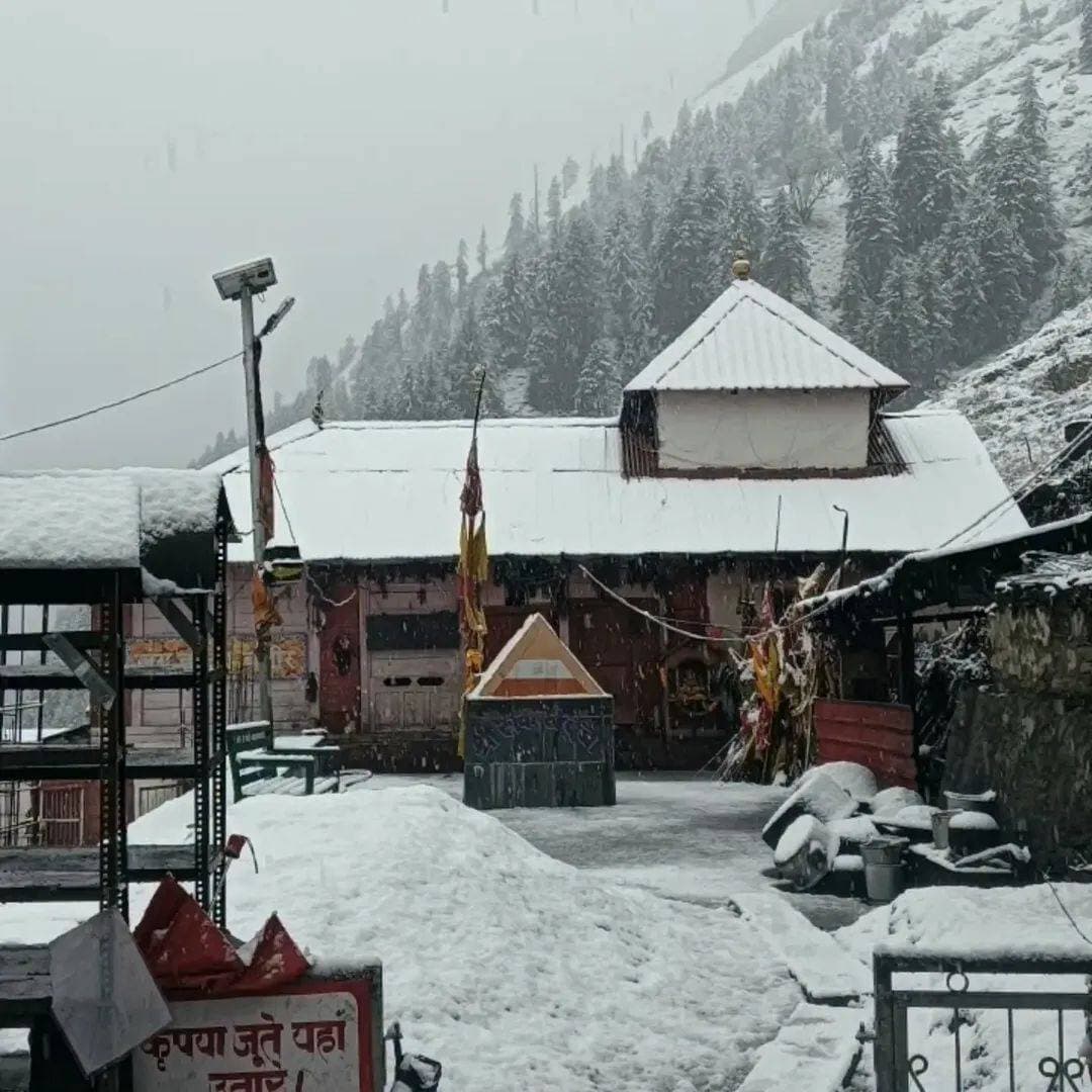 कार्तिक स्वामी मंदिर कुगती में सीजन की पहली बर्फबारी। जय केलिंग वजीर जय मां मराली #kugti #bharmourvalley
