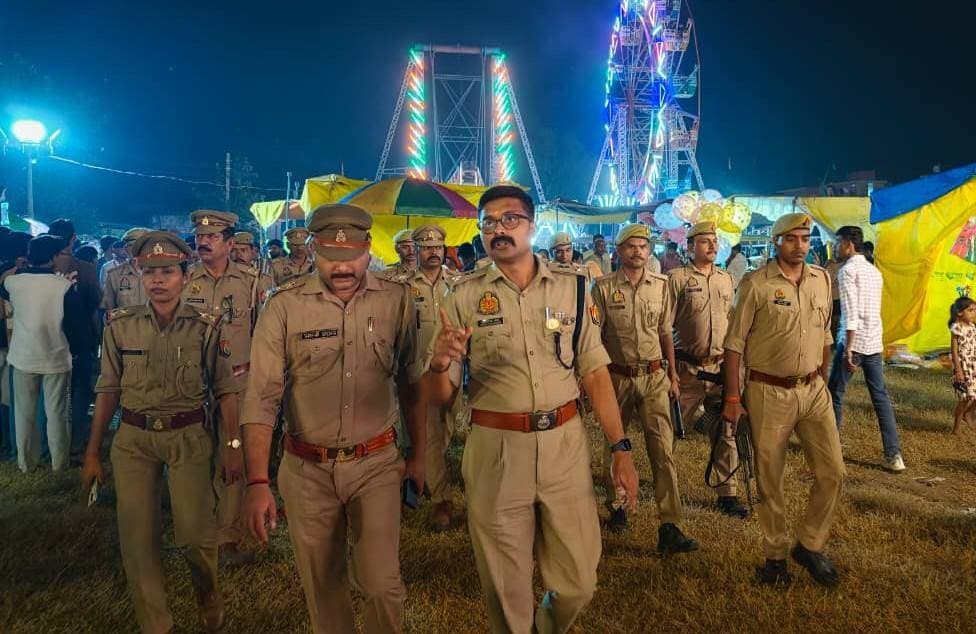 देवरिया: दुर्गा पूजा पंडालों और मेला क्षेत्रों का एसपी ने किया निरीक्षण
🔴 देवरिया। शारदीय नवरात्रि एवं दशहरा पर्व के मद्देनजर पुलिस अधीक्षक अभिजित आर. शंकर ने रामपुर कारखाना क्षेत्र के दुर्गा पूजा पंडालों और मेला स्थलों का निरीक्षण कर सुरक्षा व्यवस्था का जायजा लिया।
👉 सुरक्षा व्यवस्था के निर्देश: ड्यूटी पर तैनात पुलिसकर्मियों को सतर्कता और मुस्तैदी से ड्यूटी करने के निर्देश दिए।
👉 भीड़ प्रबंधन पर जोर: पंडालों और मेला क्षेत्रों में भीड़ नियंत्रित करने तथा आवागमन सुचारु रखने को कहा।
👉 संदिग्ध गतिविधियों पर नजर: संदिग्ध व्यक्तियों और गतिविधियों पर कड़ी निगरानी रखने के निर्देश दिए।
👉 महिला सुरक्षा प्राथमिकता: एंटी रोमियो टीम को सक्रिय रखते हुए महिलाओं और बालिकाओं की सुरक्षा सुनिश्चित करने पर जोर दिया।
👉 पुलिस की अपील: पर्व को शांतिपूर्ण और सौहार्दपूर्ण माहौल में मनाएं। अफवाहों से बचें और किसी भी संदिग्ध गतिविधि की सूचना तत्काल पुलिस को दें।