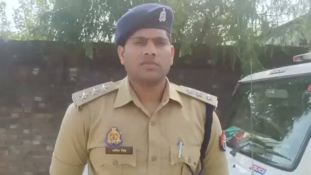 नागल के लाखनौर गांव में युवती की हत्या से सनसनी, सगा भाई हिरासत में कोमल की मौत के मामले में पुलिस की जांच जारी, पोस्टमार्टम के लिए भेजा गया शव
सहारनपुर। जनपद सहारनपुर के थाना नागल क्षेत्र के ग्राम लाखनौर में 16 अक्टूबर 2026 को युवती कोमल की हत्या की सूचना से क्षेत्र में हड़कंप मच गया। सूचना मिलते ही थाना नागल पुलिस और फील्ड यूनिट की टीम मौके पर पहुंची और घटनास्थल का निरीक्षण कर साक्ष्य जुटाने की कार्रवाई की। इसके बाद युवती के शव को नियमानुसार पोस्टमार्टम के लिए भेज दिया गया।
पुलिस के अनुसार, प्रारंभिक जांच में इस घटना में युवती के सगे भाई की संलिप्तता की बात सामने आई है। पुलिस ने युवती के भाई को हिरासत में लेकर पूछताछ शुरू कर दी है।
सीओ देवबंद अमित सिंह ने दी जानकारी
इस मामले में सीओ देवबंद अमित सिंह ने पुलिस की ओर से जानकारी देते हुए बताया कि मामले की जांच की जा रही है। थाना नागल पुलिस द्वारा आवश्यक विधिक कार्रवाई की जा रही है। फिलहाल पुलिस जांच और पोस्टमार्टम रिपोर्ट के आधार पर आगे की कार्रवाई करेगी।।।
#Saharanpur #SaharanpurPolice #Nagal #Lakhanour #CrimeNews #PoliceAction #UPPolice #Deoband #BreakingNews #सहारनपुर #नागल #लाखनौर #हत्या_मामला #न्यूज़7