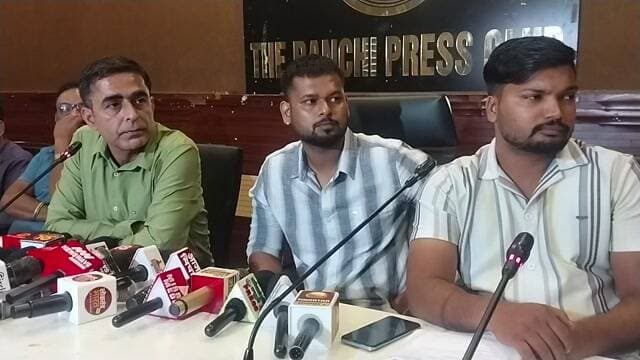 कोडरमा क्रिकेट संघ के खाते और कार्यशैली पर उठे सवाल!
कोडरमा जिला क्रिकेट संघ (KDCA) के बैंक खाते और कार्यकलापों की जाँच की मांग उठी है। आरोप है कि करीब तीन वर्षों से जिला क्रिकेट लीग नहीं हुई, जबकि JSCA से प्रतिपूर्ति राशि मिलती रही। मामले में जाँच और कार्रवाई के लिए प्रेस कॉन्फ्रेंस में सवाल उठाए गए।
#Koderma #JharkhandNews #CricketNews #JSCA #KDCA #KodermaNews #JharkhandCricket #BreakingNews #LoktantraBharat #ViralNews #RanchiNews #CricketUpdate
