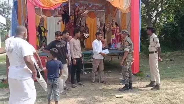 लकड़ी नबीगंज: दशहरा-मदारपुर मेले में सुरक्षा सख्ती, अवैध शराब नष्ट, भ्रामक वीडियो पर पाबंदी