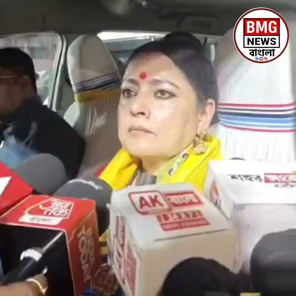 সৌন্দর্যায়ন না মরণফাঁদ? কলকাতার রঙিন উড়ালপুলে বাইক পিছলে পড়ার ভাইরাল ভিডিও ঘিরে চাঞ্চল্য, কড়া পদক্ষেপ মন্ত্রী অগ্নিমিত্রা পালের!
দুর্গাপুজো উপলক্ষে সেজে ওঠা তিলোত্তমার নতুন রূপ ঘিরে উন্মাদনার মাঝেই সোশ্যাল মিডিয়ায় সামনে এল এক ভয়ানক ও উদ্বেগজনক দৃশ্য। শহরের বিভিন্ন উড়ালপুলের (যেমন চিংড়িঘাটা ও গড়িয়াহাট) সদ্য করা রামধনু রঙের প্রলেপের উপর দিয়ে যাওয়ার সময় বৃষ্টিভেজা রাস্তায় হুটহাট বাইক স্কিড করে একে অপরকে ধাক্কা মারার একটি ড্যাশক্যাম ভিডিও ঝড়ের বেগে ভাইরাল হয়। এই ঘটনার পরেই সাধারণ মানুষের মধ্যে প্রশ্ন উঠতে শুরু করে—শহরের সৌন্দর্য বাড়াতে গিয়ে কি তবে নিত্যযাত্রীদের জীবন নিয়ে ঝুঁকি তৈরি হচ্ছে?
পরিস্থিতি বেগতিক দেখে দ্রুত আসরে নামে রাজ্য প্রশাসন। পুর ও নগরোন্নয়ন মন্ত্রী অগ্নিমিত্রা পাল এই বিষয়ে জানান:
তদন্ত ও নির্দেশ: পুরো বিষয়টি অত্যন্ত গুরুত্ব সহকারে দেখা হচ্ছে। পুলিশ প্রশাসন এবং সংশ্লিষ্ট দপ্তরে এই বিষয়ে তদন্তের নির্দেশ দেওয়া হয়েছে।
ব্যবহৃত রং নিয়ে স্পষ্টীকরণ: মন্ত্রীর দাবি, রাস্তায় কোনও সাধারণ তেল রং বা সাধারণ ইমালসন ব্যবহার করা হয়নি, বরং নিয়ম মেনে 'অ্যান্টি-স্কিড' (Anti-skid) রং ব্যবহারের কথা বলা হয়েছিল। তা সত্ত্বেও ঠিক কী কারণে এই বিপত্তি ঘটল, তা খতিয়ে দেখা হচ্ছে।
জনসাধারণের সুরক্ষাকে অগ্রাধিকার: মন্ত্রী স্পষ্ট ভাষায় জানিয়ে দিয়েছেন, মানুষের যাতায়াতে বা সুরক্ষায় যদি সত্যিই কোনো অসুবিধা বা সমস্যা তৈরি হয়, তবে সাধারণ মানুষের সুবিধার কথা মাথায় রেখে অবিলম্বে বিকল্প ব্যবস্থা নেওয়া হবে।
ইতিমধ্যেই প্রশাসনের নির্দেশে ইঞ্জিনিয়াররা ঘটনাস্থলে গিয়ে পরিস্থিতি খতিয়ে দেখেছেন এবং সুরক্ষামূলক ব্যবস্থা হিসেবে প্রয়োজনীয় পদক্ষেপ গ্রহণ শুরু হয়েছে।
ভাইরাল হ্যাশট্যাগ (Viral Hashtags)
#KolkataFlyover #AgnimitraPaul #KolkataNews #ChingrighataFlyover #ViralVideo #RoadSafety #WestBengalNews #KolkataTraffic #DurgaPuja2026 #KolkataUpdates #NewsUpdate #YouCut