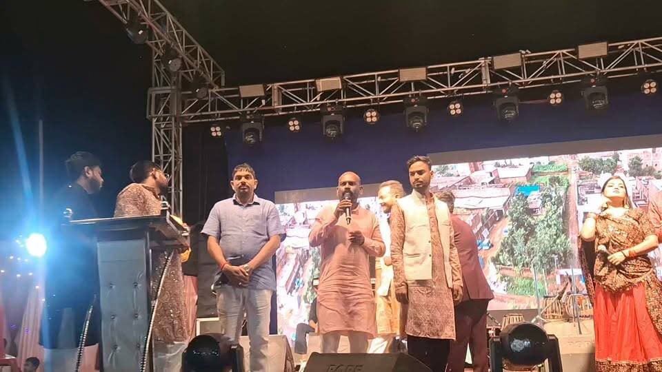 🎤🔥 **महागामा डांडिया महोत्सव में नगर पंचायत अध्यक्ष प्रबोध सोरेन का संबोधन!** 🔥🎤
💃🕺 रंग, उमंग और उत्साह से सराबोर महागामा डांडिया महोत्सव! राजेंद्र स्टेडियम, ऊर्जानगर में आयोजित भव्य कार्यक्रम को संबोधित करते हुए **नगर पंचायत अध्यक्ष प्रबोध सोरेन** ने लोगों का उत्साह बढ़ाया। 🎉✨
📍 महागामा की सांस्कृतिक छटा, लोगों का जोश और डांडिया की धूम ने पूरे माहौल को यादगार बना दिया! ❤️🎶
👉 **देखिए कार्यक्रम की खास झलकियां और जानिए अध्यक्ष प्रबोध सोरेन ने क्या कहा!** वीडियो को अंत तक जरूर देखें, लाइक करें और अपने दोस्तों के साथ शेयर करें। 🙏📲
#महागामा_डांडिया_महोत्सव #प्रबोध_सोरेन #महागामा #ऊर्जानगर #राजेंद्र_स्टेडियम #डांडिया_नाइट #गोड्डा #झारखंड_न्यूज #Mahagama #GoddaNews #DandiyaNight #ViralVideo #TrendingReels #SSNNewsChannel
