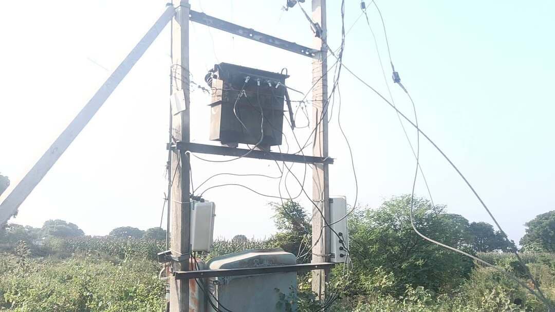 नवरात्रि में गढ़िया गांव के उपभोक्ता परेशान बिजली विभाग बना अनजान , तीन ट्रांसफार्मर फुंके ग्रामीण परेशान
आठ दिन से एक माह तक बिजली संकट, स्टोर में ट्रांसफार्मर उपलब्ध नहीं; डीएम ने जल्द समाधान का दिया आश्वासन
नवरात्रि और त्योहारों के बीच संदलपुर ब्लॉक के गढ़िया गांव में तीन ट्रांसफार्मर खराब होने से करीब 180 से 195 बिजली कनेक्शन प्रभावित हैं। ग्रामीणों के मुताबिक, ट्रांसफार्मर आठ दिन से लेकर करीब एक माह तक खराब पड़े हैं, लेकिन आपूर्ति बहाल नहीं हो सकी है। उत्तर प्रदेश सरकार की ओर से 24 घंटे में ट्रांसफार्मर बदलने की व्यवस्था के दावों के बीच ग्रामीणों ने विभागीय कार्यप्रणाली पर सवाल उठाए हैं।
ग्रामीणों के अनुसार, पुष्पेंद्र के दरवाजे पर लगा 25 केवीए का ट्रांसफार्मर 15 दिन से खराब है, जिससे 40 से 50 कनेक्शन प्रभावित हैं। प्रमोद के दरवाजे से गौशाला तक आपूर्ति करने वाला 25 केवीए का ट्रांसफार्मर आठ दिन से खराब है, जिससे 60 से 65 कनेक्शन जुड़े हैं। वहीं, रवि के घर के पास लगा 63 केवीए का ट्रांसफार्मर करीब एक माह से खराब बताया जा रहा है। इससे लगभग 80 कनेक्शन प्रभावित हैं।
अवर अभियंता सुभाष यादव ने शुक्रवार सुबह 9 बजे बताया कि दो ट्रांसफार्मरों के लिए क्रमशः 15 दिन और चार दिन पहले पीआर डाली जा चुकी है। तीसरे ट्रांसफार्मर की खराबी की जानकारी उन्हें पहले नहीं थी, अब जांच कराई जाएगी। उन्होंने बताया कि फिलहाल विभागीय स्टोर में ट्रांसफार्मर उपलब्ध नहीं हैं।
मामले में जिलाधिकारी से बात की गई तो उन्होंने जल्द समस्या का समाधान कराने का आश्वासन दिया है वहीं गाँव के
रणवीर सिंह तोमर, प्रदीप सिंह गौर, अमोल सिंह तोमर, विजय सिंह चौहान, सतेंद्र सिंह गौर, जगरूप गौर और लाला तोमर समेत अन्य ग्रामीणों ने तीनों ट्रांसफार्मर जल्द बदलवाने की मांग की है। ग्रामीणों का कहना है कि बिजली संकट से घरेलू कामकाज और पेयजल जैसी जरूरी सुविधाएं प्रभावित हो रही हैं।
सवाल यह है कि ट्रांसफार्मर उपलब्ध न होने की स्थिति में वैकल्पिक व्यवस्था कर ग्रामीणों को राहत कब तक मिलेगी? अब ग्रामीणों को जिलाधिकारी के आश्वासन पर कार्रवाई और बिजली आपूर्ति बहाल होने का इंतजार है। सुनिए क्या कुछ कहा ग्रामीणो ने
