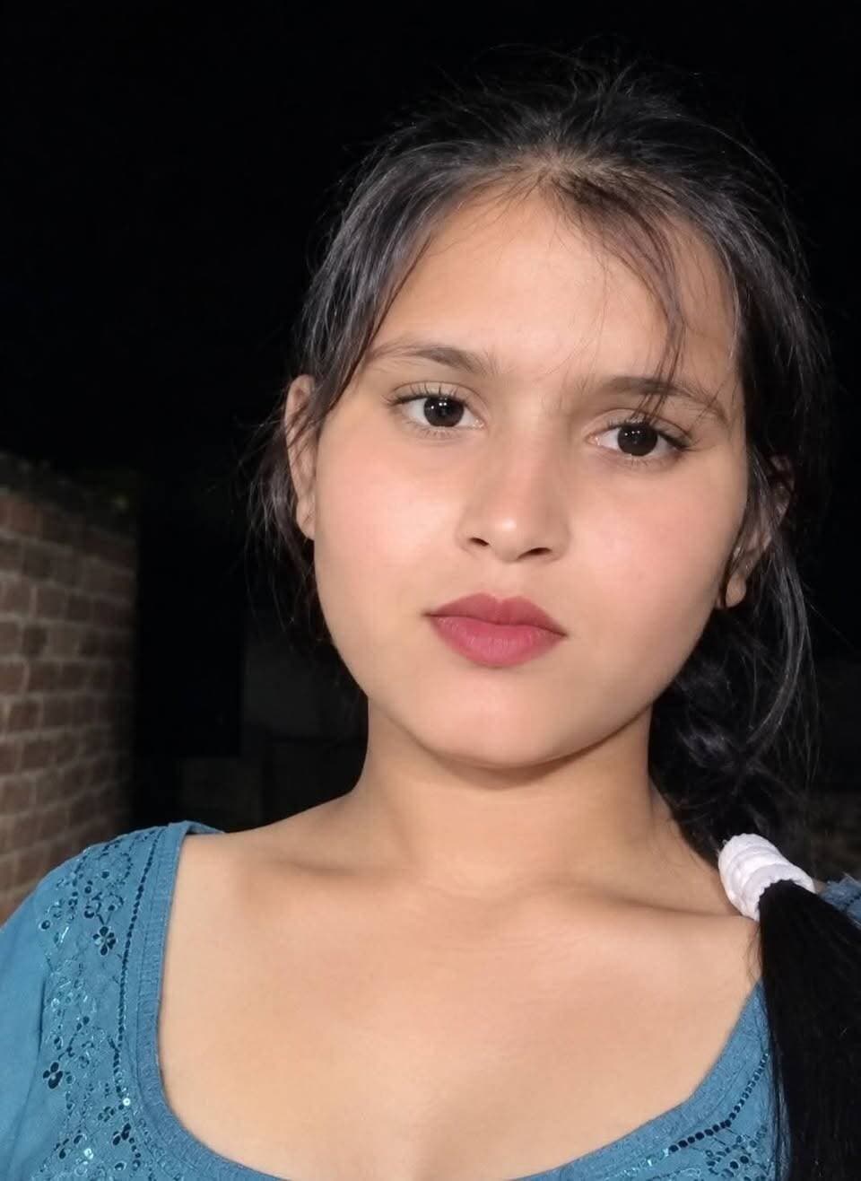 🔴औरैया बेला के जंगल में मिले युवती के शव की हुई शिनाख्त, कन्नौज की 16 वर्षीय शिवानी थी मृतका
📍 23 दिन बाद हुई पहचान, 20 सितंबर को मिला था शव
बेला थाना क्षेत्र के दलपपुर और भदौरियन पुरवा गांव के बीच जंगल में मिले युवती के शव की पहचान हो गई है। मृतका की पहचान शिवानी (16) पुत्री चंद्र प्रकाश, निवासी कपूरापुर, थाना कन्नौज के रूप में हुई है।
➡️ जंगल में शव मिलने की सूचना ग्राम प्रधान राघवेंद्र सिंह ने पुलिस को दी थी।
➡️ पहचान के लिए पुलिस ने कई जिलों में सोशल मीडिया के माध्यम से तस्वीरें प्रसारित कराई थीं।
➡️ शिवानी की मां का पहले ही निधन हो चुका था। परिवार में एक भाई और दो बहनें हैं।
➡️ युवती की मौत किन परिस्थितियों में हुई और शव जंगल तक कैसे पहुंचा, यह अभी स्पष्ट नहीं है।
⚠️ बड़ा सवाल: आखिर 16 वर्षीय शिवानी की मौत कैसे हुई?
📲 घटना से जुड़ी आधिकारिक जानकारी सामने आने का इंतजार है।