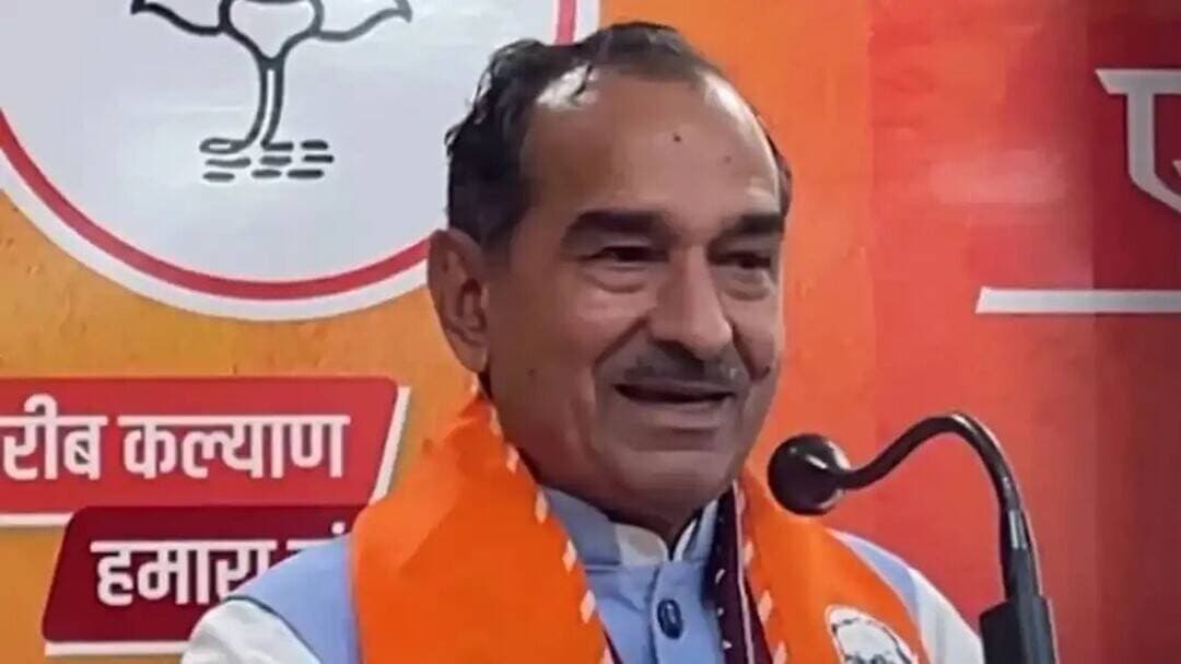 अमेरिका से युद्ध हुआ तो हम पाकिस्तान का देंगे साथ', राजस्थान भाजपा प्रदेशाध्यक्ष के बयान से मचा सियासी बवाल
जयपुर। राजस्थान भाजपा के प्रदेशाध्यक्ष एवं राज्यसभा सांसद मदन राठौड़ के पाकिस्तान को लेकर दिए गए बयान का वीडियो इंटरनेट मीडिया पर बहुप्रसारित हो रहा है।
बहुप्रसारित वीडियो में राठौड़ ने कहा कि यदि अमेरिका और पाकिस्तान के बीच युद्ध होता है तो पड़ोसी होने के नाते हम पाकिस्तान के साथ हैं, लेकिन भारत और पाकिस्तान के बीच युद्ध होने पर भारत का साथ देंगे।
उनका यह बयान इंटरनेट मीडिया पर प्रसारित होने के बाद कांग्रेस ने भाजपा नेतृत्व से स्पष्टीकरण मांगा है।
राठौड़ गुरुवार को जयपुर स्थित भाजपा प्रदेश कार्यालय में पूर्व राष्ट्रपति एवं भारत रत्न डा. एपीजे अब्दुल कलाम की जयंती पर आयोजित कार्यक्रम को संबोधित कर रहे थे।
इस दौरान उन्होंने पड़ोसियों के साथ खड़े होने की बात कही और पाकिस्तान का उदाहरण दिया। कांग्रेस की राष्ट्रीय प्रवक्ता शमा मोहम्मद ने राठौड़ के बयान की आलोचना करते हुए सवाल उठाया कि क्या प्रधानमंत्री नरेन्द्र मोदी और गृह मंत्री अमित शाह भी इस विचार से सहमत हैं?
उन्होंने भाजपा प्रदेशाध्यक्ष के खिलाफ कार्रवाई किए जाने की मांग भी उठाई। कांग्रेस नेता ने पाकिस्तान का हवाला देते हुए कहा कि वहां से भारत के सैनिकों और नागरिकों पर हमले होते रहे हैं, ऐसे में भाजपा प्रदेशाध्यक्ष का यह बयान गंभीर सवाल खड़े करता है। हालांकि, भाजपा की ओर से इस मुद्दे पर कोई औपचारिक स्पष्टीकरण नहीं आया है।
