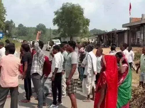 अस्पताल का गेट बंद, बाहर तड़पती रही गर्भवती, नवजात की मौत
सूरजपुर: छत्तीसगढ़ के सूरजपुर जिले में गर्भवति ने प्राथमिक स्वास्थ्य केंद्र (PHC) के गेट के सामने बच्चे को जन्म दिया। जन्म के कुछ देर बाद नवजात ने दम तोड़ दिया, वहीं मां की हालत गंभीर है।
दरअसल, परिवार बुधवार रात करीब 11 बजे महिला को गणेशपुर अस्पताल लेकर आया था, लेकिन स्वास्थ्य केंद्र का दरवाजा बंद था।
परिवार के लोग दरवाजा पीटते रहे, आवाज लगाते रहे, लेकिन कोई मदद नहीं मिली। इसी दौरान अस्पताल के गेट के सामने ही महिला की डिलीवरी हो गई। महिला को सामुदायिक स्वास्थ्य केंद्र रामानुजनगर ले जाया गया, जहां उसका इलाज जारी है।
घटना की जानकारी मिलने पर CMHO डॉ. प्रशांत कुमार सिंह ने पीएचसी गणेशपुर में पदस्थ ग्रामीण चिकित्सा सहायक राजेश पटेल और सहायक नर्स मिडवाइफ (एएनएम) प्रमिला गिरी को सस्पेंड कर दिया है।
गणेशपुर (श्रीनगर) निवासी अनिल कुमार सारथी की गर्भवती पत्नी को बुधवार रात लेबर पेन शुरू हुआ। परिजन उसे लेकर रात करीब 11 बजे गांव के प्राथमिक स्वास्थ्य केंद्र पहुंचे थे। परिजनों का आरोप है कि अस्पताल का मुख्य दरवाजा बंद था और उस समय डॉक्टर या नर्स मौजूद नहीं थे।
उन्होंने काफी देर तक आवाज लगाई और दरवाजा खटखटाकर स्वास्थ्यकर्मियों से मदद मांगी, लेकिन कोई बाहर नहीं आया। इस दौरान महिला की प्रसव पीड़ा बढ़ती गई। परिजनों के अनुसार समय पर चिकित्सकीय सहायता नहीं मिलने के बीच महिला ने स्वास्थ्य केंद्र के गेट के सामने ही बच्चे को जन्म दिया। जन्म के कुछ देर बाद नवजात की मौत हो गई। परिजनों का आरोप है कि समय पर उपचार मिल जाता, तो स्थिति अलग हो सकती थी।
प्रसव के बाद महिला की हालत बिगड़ने पर परिजन उसे सामुदायिक स्वास्थ्य केंद्र रामानुजनगर लेकर पहुंचे। वहां उसे भर्ती कर उपचार किया जा रहा है। परिजनों के मुताबिक, महिला की हालत गंभीर बनी हुई है।
घटना के बाद प्राथमिक स्वास्थ्य केंद्र में रात के समय चिकित्सा सेवाओं की उपलब्धता और प्रसव जैसी आपात स्थिति में स्वास्थ्यकर्मियों की गैरमौजूदगी को लेकर सवाल उठ रहे हैं। घटना की जानकारी सामने आने के बाद ग्रामीणों में नाराजगी है। ग्रामीणों ने गणेशपुर प्राथमिक स्वास्थ्य केंद्र के सामने विरोध प्रदर्शन कर जिम्मेदार डॉक्टरों और कर्मचारियों के खिलाफ कार्रवाई की मांग की। विरोध के दौरान स्वास्थ्य केंद्र के गेट पर ताला लगाकर प्रदर्शन किए जाने की भी जानकारी सामने आई है।
CMHO डॉ. प्रशांत कुमार सिंह ने बताया कि घटना की जानकारी मिलते ही मामले को गंभीरता से लेते हुए जांच कराई गई। जांच में लापरवाही सामने आने पर नवजात की जान चली गई, जबकि प्रसूता की हालत भी गंभीर बनी हुई है।
मामले में कार्रवाई करते हुए पीएचसी गणेशपुर में पदस्थ ग्रामीण चिकित्सा सहायक राजेश पटेल और सहायक नर्स (एएनएम) प्रमिला गिरी को सस्पेंड कर दिया गया है।