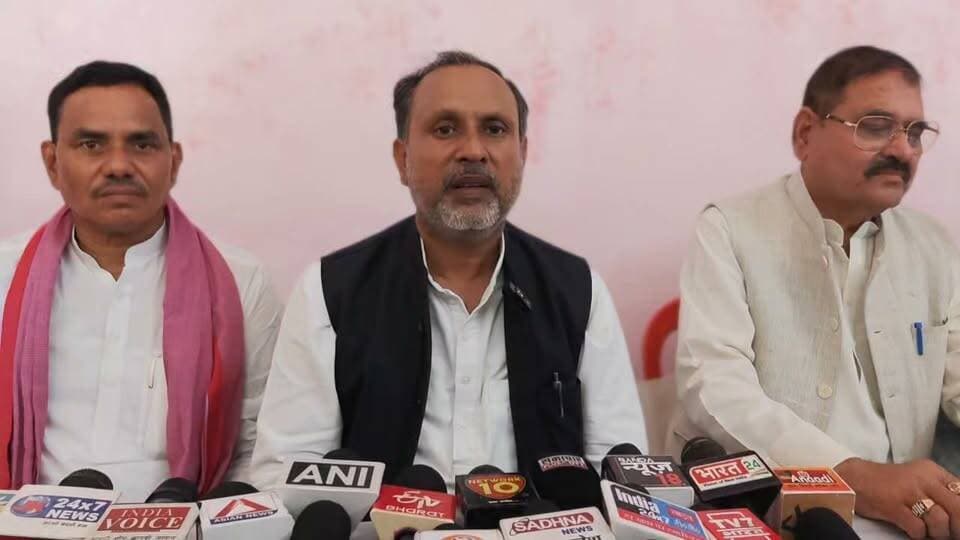 शिक्षक MLC चुनाव 23 अक्टूबर को होने है जिसके चलते समाजवादी पार्टी बिजली खेड़ा बांदा में स्नातक एमएलसी प्रत्याशी मान सिंह (शिक्षक MLC) चुनाव को लेकर आवश्यक प्रेस वार्ता की गई सभी पत्रकार साथी मौजूद रहे,
#MLC
#MLCElections
#mlcvidhayak
#सपा
#सपाप्रत्याशी
#Update
#यूपीचुनावों
#अपनीपहचान