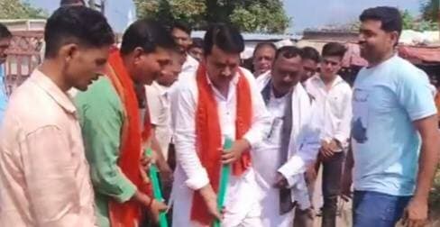 #बलिया के #रसड़ा में वर्षों से बंद प्यारे लाल चौराहे के #कट को #खुलवाने की पहल, समाजसेवी एवं #भाजपा नेता विनोद सिंह के प्रयास से शुरू हुआ कट तोड़ने का काम, व्यापारियों और आमजन में खुशी की लहर, आवागमन की परेशानी दूर होने की जगी उम्मीद।
#followerseveryone #nonfollowersviewers
#RasraNews #VinodSingh #BalliaNews #PublicConvenience #BJPLeader