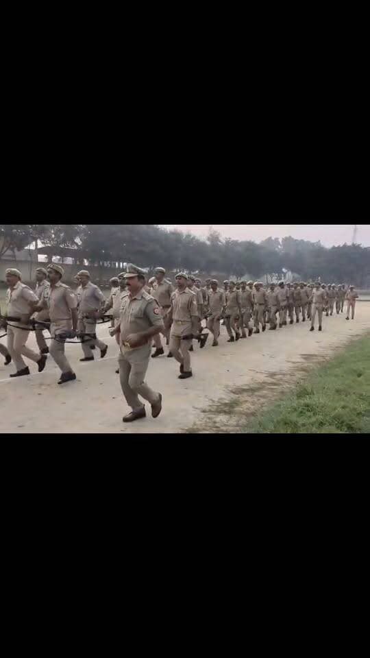 #बलिया #पुलिस की फिटनेस, अनुशासन और मुस्तैदी पर #एसपी डॉ. ईरज राजा का जोर, रिजर्व पुलिस लाइन में जवानों संग लगाई दौड़, परेड की सलामी लेकर ड्रिल का किया निरीक्षण, दंगा नियंत्रण उपकरणों और डायल 112 वाहनों की जांच कर आपात परिस्थितियों से निपटने के लिए दिए जरूरी दिशा-निर्देश।
#followerseveryone #nonfollowersviewers
#BalliaPolice #SPIrjRaja #PoliceFitness #LawAndOrder #UPPolice