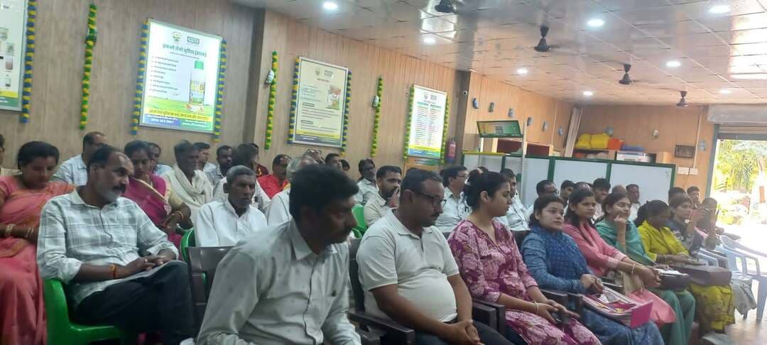 किसान कल्याण तथा कृषि विकास विभाग, भोपाल द्वारा आयोजित कार्यशाला में किसानों को नरवाई (फसल अवशेष) जलाने के नुकसान और इसके वैज्ञानिक व पर्यावरण-हितैषी प्रबंधन के तरीकों से अवगत कराया गया ।
📍 आयोजन और मुख्य विवरण
• स्थान: आदमपुर छावनी प्राथमिक साख सहकारी संस्था, जिला भोपाल।
• आयोजक: परियोजना संचालक, आत्मा (ATMA) एवं उप संचालक, किसान कल्याण तथा कृषि विकास विभाग।
• शामिल विशेषज्ञ: कृषि वैज्ञानिक, सहायक संचालक कृषि अभियांत्रिकी, रिलायंस सीबीजी (CBG) प्लांट के निदेशक और कृषि अधिकारी।
⚠️ नरवाई जलाने के नुकसान
विशेषज्ञों ने चेतावनी दी कि नरवाई जलाने से:
• मिट्टी की उर्वरता (fertility) और मृदा स्वास्थ्य खराब होता है।
• वायु प्रदूषण बढ़ता है और पर्यावरण को गंभीर नुकसान पहुँचता है।
💡 वैज्ञानिक प्रबंधन और विकल्प
किसानों को नरवाई जलाने के बजाय इन विकल्पों को अपनाने के लिए प्रेरित किया गया।
• फसल अवशेषों को मिट्टी में मिलाकर जैविक पदार्थ के रूप में उपयोग करना।
• रिलायंस सीबीजी प्लांट के निदेशक के अनुसार, फसल अवशेषों का उपयोग कंप्रेस्ड बायोगैस (CBG) बनाने में करना।
📢 अधिकारियों का निर्देश व अपील
• कृषि विस्तार अधिकारियों को निर्देश दिया गया है कि वे अपने क्षेत्रों में जाकर किसानों को जागरूक करें।
• उप संचालक ने किसानों से अपील की है कि वे पर्यावरण और मिट्टी की सेहत सुधारने के लिए इन वैज्ञानिक तकनीकों को अपनाएं।
CM Madhya Pradesh
Department of Agriculture, Madhya Pradesh
Jansampark Madhya Pradesh
#bhopal #JansamparkMP