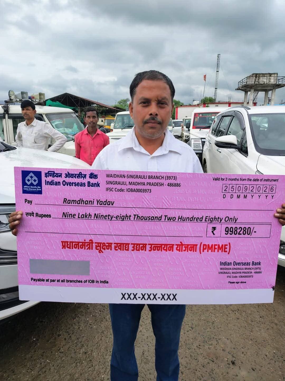 PMFME योजना से साकार हुआ आत्मनिर्भरता का सपना
प्रधानमंत्री सूक्ष्म खाद्य उद्यम उन्नयन योजना से स्वरोजगार को मिला बढ़ावा, व्यवसाय विस्तार की खुली राह
सिंगरौली।प्रधानमंत्री सूक्ष्म खाद्य उद्यम उन्नयन योजना (PMFME) छोटे उद्यमियों के लिए स्वरोजगार के नए अवसर उपलब्ध कराने में सहायक साबित हो रही है। योजना के माध्यम से इंडियन ओवरसीज बैंक, वैढ़न-सिंगरौली से ₹9,98,280 की वित्तीय सहायता प्राप्त कर हितग्राही ने अपना व्यवसाय स्थापित करने का सपना साकार किया है।
योजना से मिली आर्थिक सहायता के बल पर हितग्राही ने अपने उद्यम को आगे बढ़ाने की दिशा में कदम बढ़ाए हैं। इससे उन्हें स्वरोजगार के माध्यम से आत्मनिर्भर बनने तथा अपने व्यवसाय का विस्तार करने का अवसर मिला है। हितग्राही ने योजना के माध्यम से आर्थिक सहयोग उपलब्ध कराने के लिए शासन के प्रति आभार व्यक्त करते हुए कहा कि प्रधानमंत्री श्री नरेंद्र मोदी जी के नेतृत्व में छोटे उद्यमियों को प्रोत्साहित करने तथा आत्मनिर्भर भारत के संकल्प को साकार करने के लिए किए जा रहे प्रयासों से उन्हें अपना व्यवसाय स्थापित करने में मदद मिली है। उन्होंने इस सहयोग के लिए प्रधानमंत्री जी के प्रति हृदय से धन्यवाद ज्ञापित किया।
