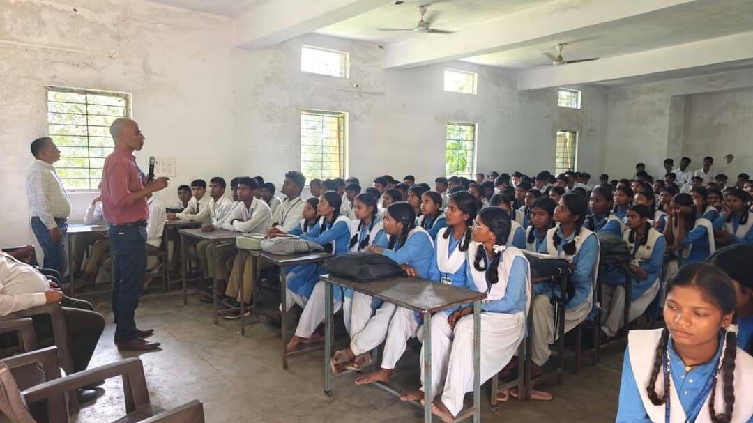 नर्मदा उच्चतर माध्यमिक विद्यालय पौड़ी लिंगा में वित्तीय साक्षरता शिविर आयोजित
नर्मदा उच्चतर माध्यमिक विद्यालय पौड़ी लिंगा में वित्तीय साक्षरता शिविर का आयोजन किया गया। कार्यक्रम में विद्यालय के प्राचार्य श्री एस.के. डागोरिया, आरसेटी निदेशक श्री राजेश राय एवं विद्यालयीन स्टाफ उपस्थित रहा।
शिविर में वित्तीय साक्षरता अधिकारी श्री के.के. अवस्थी ने सामाजिक सुरक्षा योजनाओं, प्रधानमंत्री सुरक्षा बीमा योजना तथा प्रधानमंत्री जीवन ज्योति बीमा योजना की विस्तृत जानकारी दी। उन्होंने साइबर धोखाधड़ी के विभिन्न तरीकों, उनसे बचाव के उपायों तथा ऑनलाइन लेन-देन के दौरान सतर्कता बरतने के संबंध में जागरूक किया। साथ ही साइबर धोखाधड़ी का शिकार होने पर तत्काल हेल्पलाइन नंबर 1930 पर संपर्क कर शिकायत दर्ज कराने की सलाह दी।
Jansampark Madhya Pradesh
CM Madhya Pradesh
#mandla
Department of School Education, Madhya Pradesh