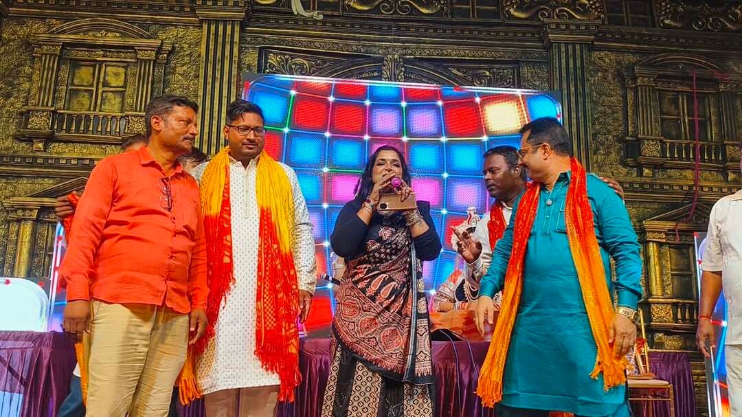 शेखपुरा के अशोका होटल में आयोजित भव्य डांडिया नाइट्स 2.0 कार्यक्रम में शामिल हुआ सचिन सौरभ।
इस शुभ अवसर पर ADM लखींद्र पासवान को माता की चुनरी भेंट कर स्वागत किया। आदि शक्ति मां जगदंबा की भक्ति और सनातन संस्कृति के अनुरूप मां दुर्गा के स्तुति से श्री गणेश किए गए।
इस बेहद खूबसूरत सांस्कृतिक शाम के सफल आयोजन के लिए प्रिय छोटे भाइयों लक्ष्य जी, गोलू जी, आरव जी, आशुतोष जी, आदित्य जी एवं मंच संचालक नेहा अग्रवाल जी, गायक अंकित कुमार जी और कोलकाता की डीजे श्रेया जी का बहुत-बहुत धन्यवाद एवं हृदय से आभार।
इस दौरान सचिन सौरभ,ईमाम गजाली, जितेन्द्र नाथ , गुरु मुखिया, राहुल कुमार अकेला,ADM लखींद्र पासवान, पिंटू कुमार, पप्पू राज मंडल, धर्मेन्द्र कुमार सहित बड़ी संख्या में लोग शामिल हुए।
#हमाराअखंडभारत #sachinsaurabh #शेखपुरा