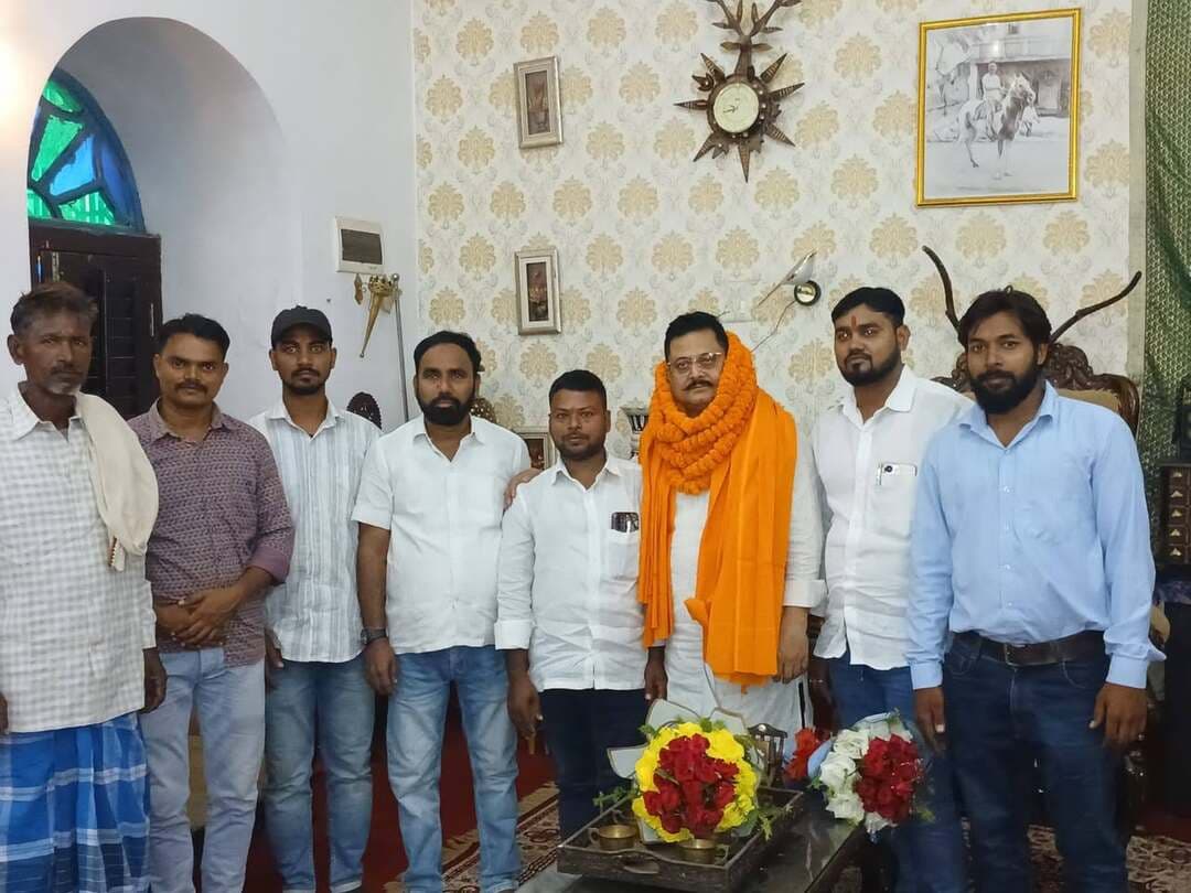 ईमाम गजाली बने जमुई सांसद अरुण भारती के प्रतिनिधि, LJPR नेताओं और कार्यकर्ताओं ने दी बधाई।
जमुई के सांसद अरुण भारती ने लोक जनशक्ति पार्टी (रामविलास) के शेखपुरा जिला अध्यक्ष ईमाम गजाली को सांसद प्रतिनिधि की जिम्मेदारी सौंपी है। इस जिम्मेदारी के मिलने के बाद पार्टी के नेताओं और कार्यकर्ताओं में खुशी का माहौल है। लोजपा (रामविलास) के लखीसराय और शेखपुरा जिले के युवा प्रकोष्ठ एवं अल्पसंख्यक प्रकोष्ठ के नेताओं और कार्यकर्ताओं ने ईमाम गजाली को अंगवस्त्र और माला पहनाकर सम्मानित किया तथा उन्हें नई जिम्मेदारी मिलने पर बधाई दी।
इस मौके पर नेताओं और कार्यकर्ताओं ने उम्मीद जताई कि ईमाम गजाली सांसद प्रतिनिधि के रूप में क्षेत्र की जनता की समस्याओं को सांसद अरुण भारती तक पहुंचाने और उनके समाधान के लिए प्रभावी पहल करने में महत्वपूर्ण भूमिका निभाएंगे। उनके नेतृत्व में पार्टी संगठन को भी मजबूती मिलेगी।
बधाई देने वालों में युवा जिला अध्यक्ष राजकुमार चंद्रवंशी, अल्पसंख्यक प्रकोष्ठ के पूर्व जिला अध्यक्ष मोहम्मद आफताब आलम, पिपरिया प्रखंड अध्यक्ष विकास कुमार पासवान, युवा उपाध्यक्ष नीरज बवाना, जिला महासचिव पंकज ओबेरॉय, जिला सचिव निरंजन कुमार, शेखपुरा के मोहम्मद राजू खान, रांकड़ के बिरजू पासवान, अनिरुद्ध प्रसाद सिंह और मोहम्मद जावेद अख्तर सहित अन्य लोग मौजूद रहे।
ईमाम गजाली को सांसद प्रतिनिधि की जिम्मेदारी मिलने पर पार्टी कार्यकर्ताओं ने प्रसन्नता व्यक्त करते हुए उनके उज्ज्वल कार्यकाल की कामना की।