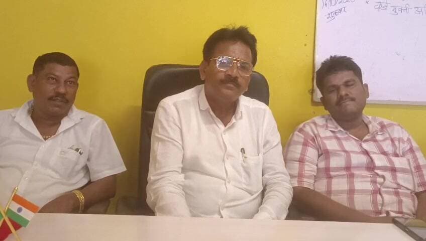 महाड: महाडसह रायगड जिल्हा दुष्काळग्रस्त घोषित करण्यासाठी ठिय्या आंदोलन