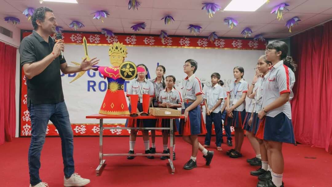 🌿 इको-फ्रेंडली रावण निर्माण गतिविधि एवं नवरात्रि के दूसरे दिन का उत्सव 🌺
जीडी गोयनका इंटरनेशनल स्कूल, रोहतक
रोहतक, हरियाणा।
जीडी गोयनका इंटरनेशनल स्कूल, रोहतक में नवरात्रि के पावन अवसर पर दूसरे दिन का उत्सव बड़े उत्साह, श्रद्धा एवं उमंग के साथ मनाया गया। इस अवसर पर विद्यार्थियों ने पर्यावरण संरक्षण का संदेश देते हुए इको-फ्रेंडली रावण निर्माण गतिविधि में उत्साहपूर्वक भाग लिया।
इस रचनात्मक गतिविधि का मुख्य उद्देश्य विद्यार्थियों में पर्यावरण के प्रति जागरूकता विकसित करना तथा उन्हें प्रकृति के अनुकूल त्योहार मनाने के लिए प्रेरित करना था। विद्यार्थियों ने पर्यावरण-अनुकूल सामग्री का उपयोग करके रावण के आकर्षक मॉडल तैयार किए और अपनी कलात्मक प्रतिभा, रचनात्मक सोच एवं टीम भावना का उत्कृष्ट प्रदर्शन किया।
नवरात्रि के दूसरे दिन आयोजित इस गतिविधि ने विद्यार्थियों को भारतीय संस्कृति, परंपराओं और बुराई पर अच्छाई की विजय के महत्व से परिचित कराया। साथ ही, उन्हें यह संदेश भी दिया गया कि त्योहारों की खुशियाँ पर्यावरण को सुरक्षित रखते हुए भी मनाई जा सकती हैं।
इस अवसर पर विद्यालय के निदेशक श्री विक्रांत मायना एवं श्रीमती सान्या मायना, सहायक निदेशक डॉ. अमन अग्रवाल, प्रधानाचार्या डॉ. श्रुति शर्मा तथा हेडमिस्ट्रेस सुश्री अनामिका बलहारा के मार्गदर्शन एवं प्रेरणा ने विद्यार्थियों का उत्साहवर्धन किया।
विद्यालय प्रबंधन ने विद्यार्थियों की रचनात्मकता एवं पर्यावरण के प्रति उनकी सकारात्मक सोच की सराहना की। इस आयोजन ने विद्यार्थियों को भारतीय संस्कृति से जोड़ने के साथ-साथ पर्यावरण संरक्षण और जिम्मेदार नागरिकता का महत्वपूर्ण संदेश भी दिया।
जीडी गोयनका इंटरनेशनल स्कूल, रोहतक का उद्देश्य विद्यार्थियों में शिक्षा के साथ-साथ संस्कार, रचनात्मकता और पर्यावरण के प्रति जिम्मेदारी की भावना विकसित करना है।
🌿 आइए, इस नवरात्रि संकल्प लें—परंपराओं का सम्मान करें, पर्यावरण की रक्षा करें और हर त्योहार को हरित त्योहार बनाएँ। 🌺