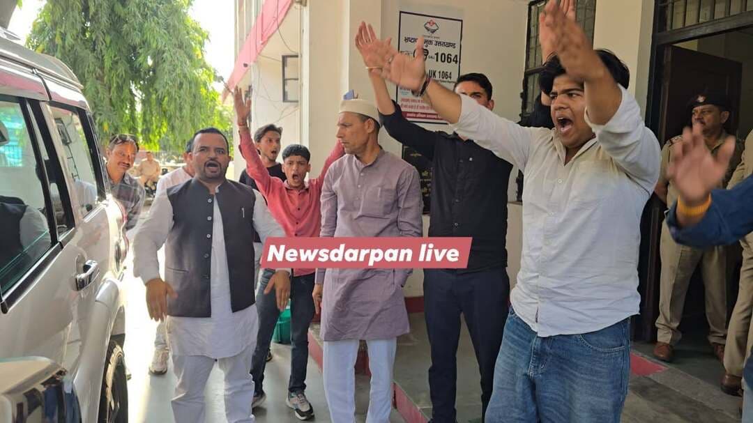 हल्द्वानी, विपिन पांडे,हरीश पनेरु वा जतिन पांडे पहुंचे कोतवाली।लगाए गंभीर आरोप।किया प्र*दर्शन