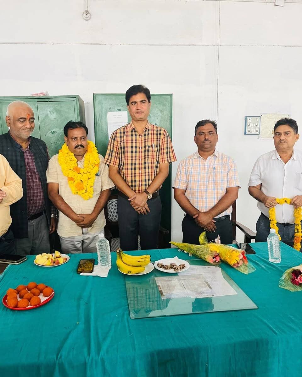 #Balrampur ! #उतरौला के अम्मार रिजवी बने राजस्व संग्रह अमीन संघ के प्रांतीय ऑडिटर, उतरौला तहसील में हुआ भव्य स्वागत
#बलरामपुर! उत्तर प्रदेश राजस्व संग्रह अमीन संघ के द्विवार्षिक प्रांतीय चुनाव (अधिवेशन वर्ष 2026-2028) में उतरौला के संग्रह अमीन अम्मार रिजवी के निर्विरोध/विजयी होकर प्रांतीय ऑडिटर निर्वाचित होने पर उतरौला तहसील परिसर में खुशी का माहौल है। चुनाव में ऐतिहासिक जीत दर्ज करने के बाद तहसील में अपने प्रथम आगमन पर अधिकारियों व साथी कर्मचारियों ने उनका गाजे-बाजे और ढोल-नगाड़ों के बीच फूल-मालाओं तथा गुलदस्ता भेंटकर भव्य स्वागत किया।
तहसील परिसर में आयोजित स्वागत समारोह के दौरान एसडीएम योगेंद्र शरण शाह, तहसीलदार वीरेंद्र प्रताप तथा प्रशासनिक अधिकारी प्रमोद कुमार ने अम्मार रिजवी को बुके भेंट कर उन्हें शुभकामनाएं दीं। अधिकारियों ने उम्मीद जताई कि नव-निर्वाचित ऑडिटर संगठन के साथ-साथ राजकीय दायित्वों का भी निष्ठापूर्वक निर्वहन करेंगे।
कर्मचारी हितों के लिए करेंगे संघर्ष: अम्मार रिजवी
अपने भव्य और आत्मीय स्वागत से गदगद प्रांतीय ऑडिटर अम्मार रिजवी ने सभी अधिकारियों व कर्मचारी साथियों का आभार व्यक्त किया। उन्होंने कहा, “यह जीत मेरी कोई व्यक्तिगत उपलब्धि नहीं है, बल्कि यह प्रदेश भर के समस्त राजस्व संग्रह अमीन साथियों के अटूट विश्वास, एकजुटता और संगठन की सामूहिक ताकत का परिणाम है। संगठन ने मुझे जो महत्वपूर्ण जिम्मेदारी सौंपी है, उसका पूरी ईमानदारी और निष्ठा के साथ निर्वहन करूंगा।”
उन्होंने आगे जोर देते हुए कहा कि कर्मचारियों के अधिकारों की रक्षा, उनकी लंबित समस्याओं का समयबद्ध समाधान, सेवा संबंधी कठिनाइयों का निराकरण तथा संगठन को अधिक मजबूत व प्रभावी बनाना उनकी सर्वोच्च प्राथमिकता रहेगी। उन्होंने कर्मचारियों के सम्मान व हितों की लड़ाई हर स्तर पर पूरी मजबूती के साथ लड़ने का संकल्प लिया।
समारोह में ये लोग रहे मौजूद
इस दौरान संग्रह अमीन जैन खान, इसरार अहमद, रवींद्र, प्रमोद, प्रवीण पाण्डेय, गुरु वचन सिंह, वेद प्रकाश, हरिराम, पवन पाण्डेय, मंसाराम पाण्डेय सहित भारी संख्या में तहसील के राजस्व कर्मी व अन्य विभागीय कर्मचारी उपस्थित रहे। सभी ने एक-दूसरे को मिठाई खिलाकर खुशियों का इजहार किया।
#Balrampur #Utraula