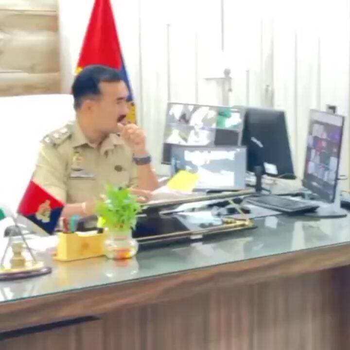 #Balrampur ! लापरवाही पर होगी कड़ी कार्रवाई, शिकायतों का त्वरित निस्तारण करें: एसपी
गूगल मीट के जरिए एसपी मार्तण्ड प्रकाश सिंह ने दिए थाना प्रभारियों को सख्त निर्देश, साइबर फ्रॉड पर 24 घंटे में एक्शन के आदेश
#बलरामपुर। पुलिस अधीक्षक मार्तण्ड प्रकाश सिंह ने शुक्रवार को एसपी कार्यालय में आयोजित जनसुनवाई के दौरान फरियादियों की समस्याएं सुनीं और उनके त्वरित व गुणवत्तापूर्ण निस्तारण हेतु अधिकारियों को कड़े निर्देश दिए।
जनसुनवाई में भूमि विवाद, पारिवारिक कलह, साइबर अपराध और महिला उत्पीड़न से जुड़े मामले प्रमुखता से आए। एसपी ने गूगल मीट के जरिए क्षेत्राधिकारियों व थाना प्रभारियों से सीधे जुड़कर मौके पर ही दिशानिर्देश जारी किए।
एसपी के सख्त निर्देश:
पारदर्शी कार्रवाई: फरियादियों से शालीन व्यवहार करें। शिकायतों का समयबद्ध व विधिक निस्तारण अनिवार्य है, लापरवाही पर कार्रवाई तय है।
भूमि विवाद: राजस्व विभाग के साथ समन्वय बनाकर पुलिस टीम मौके पर जाकर निष्पक्ष निस्तारण कराए।
महिला सुरक्षा: 'मिशन शक्ति' के तहत संवेदनशील इलाकों में महिला पुलिस की गश्त बढ़े तथा उत्पीड़न के मामलों में तत्काल एफआईआर दर्ज हो।
साइबर सेल एक्टिव: साइबर फ्रॉड की शिकायतों पर साइबर सेल 24 घंटे के भीतर पीड़ित से संपर्क कर कार्रवाई शुरू करे।
एसपी ने स्पष्ट किया कि आईजीआरएस (IGRS) व जनशिकायतों के निस्तारण की गुणवत्ता की समीक्षा वे खुद करेंगे।
#balrampurpolice
