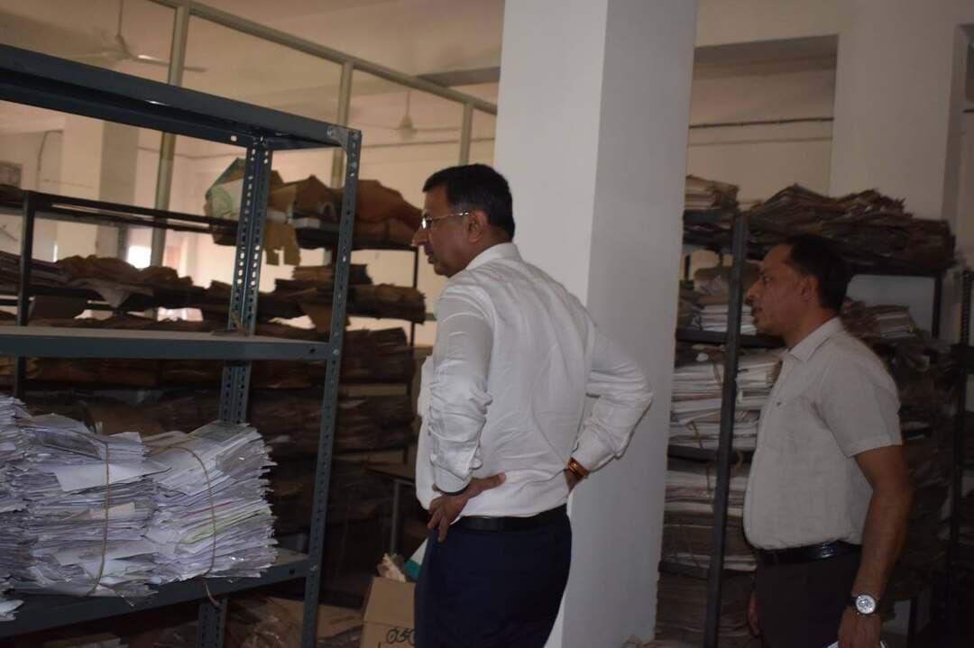 • परिवहन सचिव ने किया सीहोर जिला परिवहन कार्यालय का निरीक्षण, नागरिकों को त्वरित और बेहतर सेवाएं देने के निर्देश
• नागरिकों को परिवहन संबंधी सेवाएं सरल, सुगम और समय-सीमा में उपलब्ध कराई जाए - परिवहन सचिव
• परिवहन कार्यालय की व्यवस्थाओं का लिया जायजा, ऑनलाइन सेवाओं की कार्यप्रणाली देखी
सचिव मध्यप्रदेश सड़क परिवहन एवं आयुक्त जनसंपर्क श्री मनीष सिंह ने मुख्यमंत्री जन विश्वास अभियान के तहत सीहोर जिला परिवहन कार्यालय का निरीक्षण कर कार्यालयीन व्यवस्थाओं, अभिलेख संधारण तथा नागरिकों को उपलब्ध कराई जा रही ऑनलाइन सेवाओं की कार्यप्रणाली का जायजा लिया। उन्होंने कार्यालय के विभिन्न कक्षों और पूरे परिसर का निरीक्षण करते हुए परिवहन सेवाओं के संचालन की स्थिति देखी तथा संबंधित अधिकारियों से व्यवस्थाओं के संबंध में जानकारी प्राप्त की।
निरीक्षण के दौरान श्री सिंह ने कार्यालय में संधारित किए जा रहे अभिलेखों का अवलोकन किया और दस्तावेजों के व्यवस्थित संधारण के निर्देष दिये। उन्होंने नागरिकों को प्रदान की जाने वाली ऑनलाइन सेवाओं की प्रक्रिया का अवलोकन किया। उन्होंने कहा कि कार्यालय में आने वाले नागरिकों को परिवहन संबंधी सेवाएं सरल, सुगम और समय-सीमा में उपलब्ध कराई जाएं, ताकि उन्हें अनावश्यक परेशानी का सामना न करना पड़े।
श्री मनीष सिंह ने कार्यालयीन स्टाफ से चर्चा कर कामकाज के दौरान आने वाली समस्याओं और कार्यप्रणाली से जुड़ी कठिनाइयों के बारे में जानकारी ली। उन्होंने जिला परिवहन अधिकारी श्री रितेश तिवारी एवं कर्मचारियों को निर्देश दिए कि नागरिकों के कार्यों को प्राथमिकता और गंभीरता से करें और सेवाओं के प्रदायगी में अनावश्यक विलंब न हो। साथ ही कार्यालय की व्यवस्थाओं को सुव्यवस्थित बनाए रखने और कार्यों में पारदर्शिता सुनिश्चित करने के लिये कहा।
निरीक्षण के दौरान श्री सिंह ने ड्राइविंग लाइसेंस बनवाने के लिए परिवहन कार्यालय पहुंचे नागरिकों से भी चर्चा करते हुए परिवहन सेवाओं की प्रक्रिया, ऑनलाइन सुविधाओं तथा कार्यालय में मिलने वाली सेवाओं के संबंध में जानकारी प्राप्त की। उन्होंने अधिकारियों को निर्देशित किया कि आमजन को बेहतर सुविधाएं उपलब्ध कराने के लिए कार्यप्रणाली को प्रभावी तथा नागरिकों की समस्याओं का संवेदनशीलता के साथ निराकरण किया जाए। निरीक्षण के दौरान जिला परिवहन अधिकारी श्री रितेश तिवारी सहित कार्यालय का स्टाफ उपस्थित था।
#JansamparkMP #CMMadhyaPradesh #MadhyaPradesh #sehore
