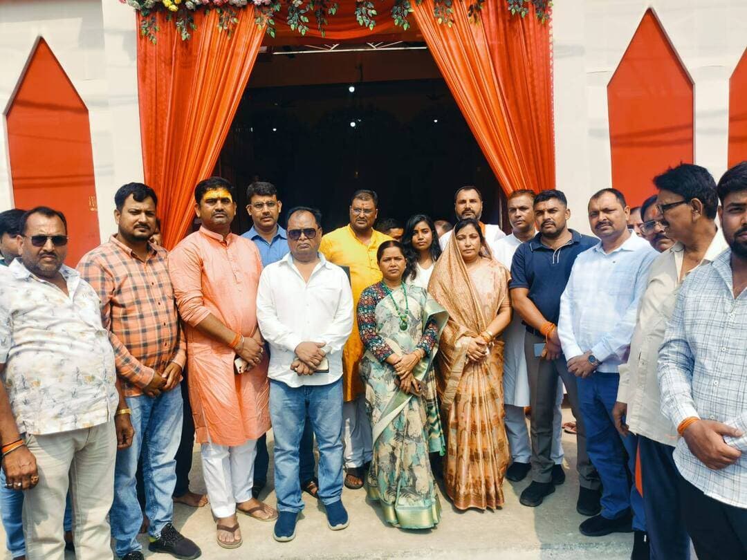गिरिडीह में श्वेता शर्मा ने किया पूजा पंडालों का भ्रमण
सौहार्दपूर्ण वातावरण में त्योहार मनाने की अपील
गिरिडीह। दुर्गा पूजा के अवसर पर स्वर्गीय सुदिव्य कुमार सोनू की पत्नी श्वेता शर्मा ने गिरिडीह में विभिन्न पूजा पंडालों का भ्रमण किया। इस दौरान उन्होंने मां दुर्गा के दर्शन कर आशीर्वाद लिया तथा पूजा पंडालों में मौजूद श्रद्धालुओं से मुलाकात की। पूजा के दौरान श्रद्धा और उत्साह का माहौल देखने को मिला। श्वेता शर्मा ने लोगों से आपसी प्रेम, भाईचारा और सामाजिक सौहार्द बनाए रखते हुए त्योहार मनाने की अपील की। उन्होंने कहा कि दुर्गा पूजा हमारी सांस्कृतिक परंपरा और सामाजिक एकता का प्रतीक है। ऐसे पावन अवसर पर सभी लोगों को एक-दूसरे की भावनाओं का सम्मान करते हुए मिल-जुलकर त्योहार मनाना चाहिए। उन्होंने शांतिपूर्ण वातावरण में पूजा संपन्न कराने तथा समाज में आपसी सद्भाव और एकता बनाए रखने का संदेश दिया।