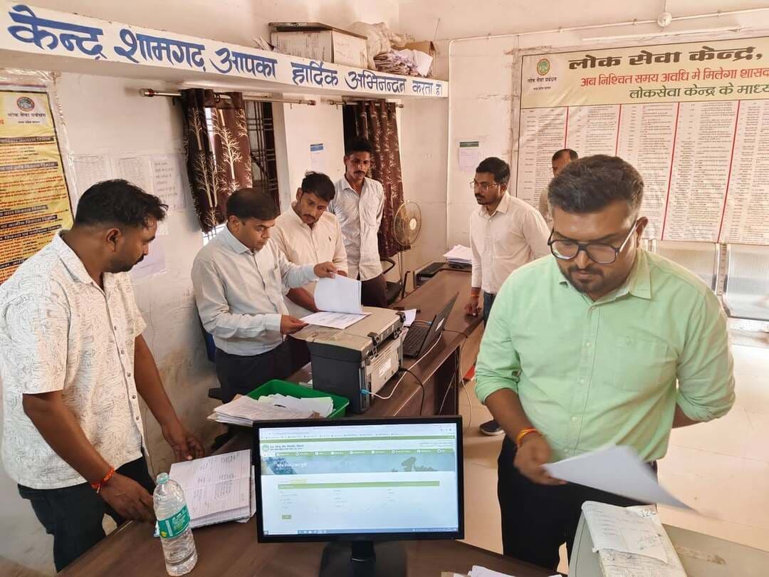 गरोठ एसडीएम राहुल चौहान ने लोकसेवा केंद्र शामगढ़ का औचिक निरक्षण किया, लोक सेवा प्रबंधक को दिशा निर्देश दिए...
लोक सेवा केंद्र शामगढ़ का एसडीएम राहुल चौहान ने औचिक निरक्षण किया, लोक सेवा में आने वाले आवेदन के बारे में जानकारी ली गईं, एसडीएम ने निर्देश दिए कि आवेदक आवेदन करता है उसको उसी दिन रसीद दी जाए, कोई आवेदन पेडिग नही होना चाहिए, आय प्रमाण पत्र ,मूलनिवासी प्रमाण पत्र, जाति प्रमाण के आवेदन पर तत्काल कार्यवाही करे, आवेदन के नियमानुसार शुल्क लिया जाए