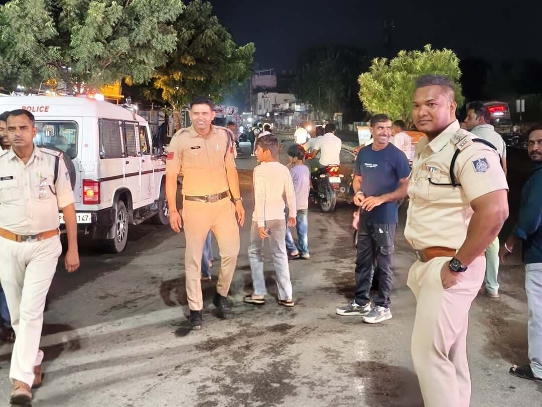 पिपलियामंडी: त्योहारों को देखते हुए पिपलियामंडी थाना प्रभारी विक्रम सिंह इवने एवं चौकी प्रभारी रितेश डामोर के नेतृत्व में नगर में वाहन चेकिंग अभियान चलाया गया। इस दौरान पुलिस ने वाहनों की जांच कर यातायात नियमों का पालन करने की हिदायत दी। त्योहारों के दौरान सुरक्षा व्यवस्था बनाए रखने और किसी भी अप्रिय घटना को रोकने के उद्देश्य से पुलिस द्वारा यह अभियान चलाया गया।