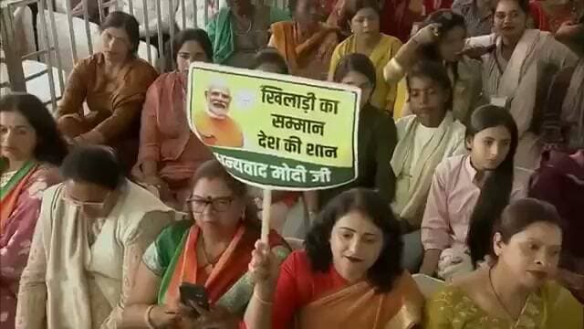 कांग्रेस देश के लिए बोझ बन गई है..." सियासत और देश की राजनीतिक स्थिति पर एक तीखी और चर्चा का विषय बनी टिप्पणी! राजनीतिक गलियारों में यह बात जोरों पर है कि यदि देश की बागडोर और प्रधानमंत्री की कुर्सी तक पहुंचना है, तो शॉर्टकट या बयानबाजी से नहीं, बल्कि जमीन पर उतरकर जनता का दिल जीतना होगा। 💬 आपकी इस पर क्या राय है? अपनी प्रतिक्रिया नीचे कमेंट बॉक्स में जरूर साझा करें। वीडियो क्रेडिट: सोशल मीडिया #IndianPolitics #Congress #PoliticalDebate #publicopinion #pmchair #currentaffairs