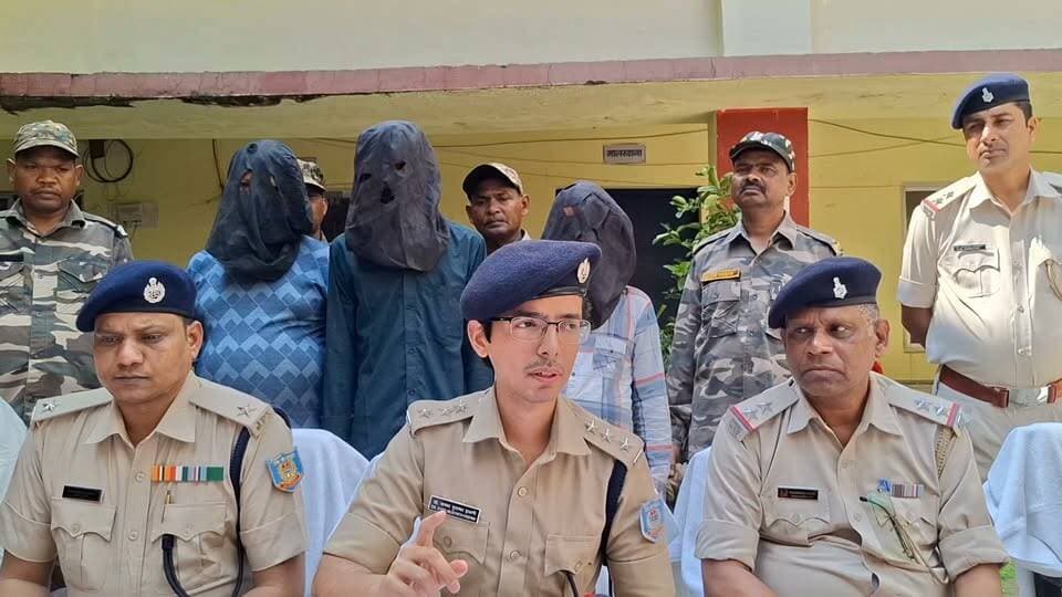 रश्मि इलेक्ट्रॉनिक मोबाइल दुकान में चोरी का उद्भेदन, नेपाल से तीन आरोपी गिरफ्तार
#citilivejharkhand #nonfollowers #foryouシ #JharkhandPolice #reshmieletronics