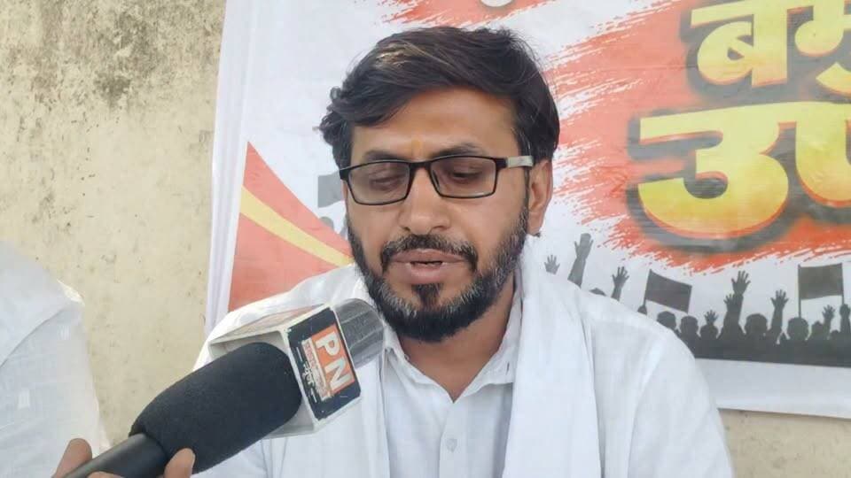 इतर विभागातून बदली होऊन आलेल्या कर्मचारी संबंधित प्रश्न..
सेवा ज्येष्ठा मधील त्रुटी दूर करा या मागणी करीता बीड आगरा समोर एस टी कर्मचाऱ्यांचा बेमुदत संप सुरू...