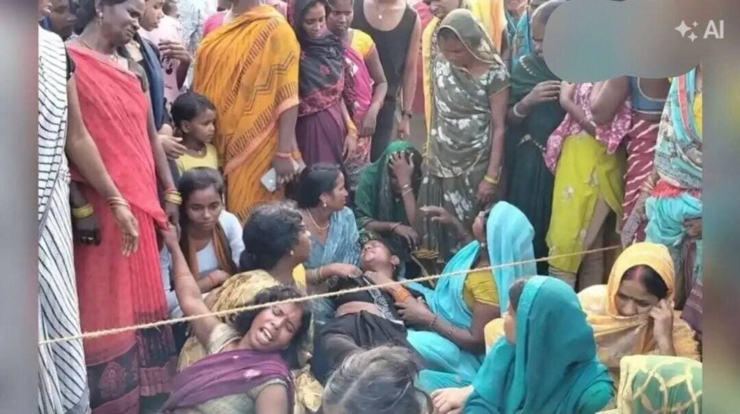 सासाराम में जच्चा-बच्चा की मौत पर हंगामा, परिजनों ने लगाया लापरवाही का आरोप; मुआवजे की मांग
सासाराम के एक निजी अस्पताल में प्रसव के बाद नवजात और उसकी मां की मौत से परिजनों में आक्रोश फैल गया. शुक्रवार को नाराज परिजनों ने अस्पताल परिसर में जमकर हंगामा किया. उन्होंने चिकित्सकों पर इलाज में लापरवाही का आरोप लगाते हुए मुआवजे और जिम्मेदार लोगों के खिलाफ कार्रवाई की मांग की.
स्थिति बिगड़ने की सूचना मिलने पर नगर थाने की पुलिस मौके पर पहुंची और परिजनों को समझा-बुझाकर शांत कराया.
प्रसव के बाद नवजात की मौत, मां की हालत भी बिगड़ी
मृतका की पहचान सासाराम सदर प्रखंड के बनरसिया गांव निवासी जोगिंदर बिंद की करीब 25 वर्षीय बेटी निर्मला देवी के रूप में हुई है. उनके पति विकास प्रजापति दुकान चलाकर परिवार का भरण-पोषण करते हैं. परिजनों के अनुसार, गुरुवार की रात प्रसव पीड़ा होने पर निर्मला को एक निजी अस्पताल में भर्ती कराया गया था. वहां चिकित्सकों ने उनकी गंभीर स्थिति को देखते हुए शहर के दूसरे निजी अस्पताल में रेफर कर दिया.
परिजनों का आरोप, सुरक्षित प्रसव का दिया गया था भरोसा
परिजनों का कहना है कि दूसरे निजी अस्पताल में सुरक्षित प्रसव कराने का आश्वासन दिया गया था. हालांकि, प्रसव के बाद नवजात की मौत हो गयी. इसके बाद निर्मला की हालत भी लगातार बिगड़ने लगी. उनकी गंभीर स्थिति को देखते हुए परिजन बेहतर इलाज के लिए बनारस ले जा रहे थे, लेकिन रास्ते में ही उनकी मौत हो गयी. मां और नवजात की मौत से परिवार में कोहराम मच गया. परिजनों ने पूरे मामले की जांच कर जिम्मेदार लोगों पर कार्रवाई करने की मांग की.
शव रखकर पुरानी जीटी रोड जाम, वाहनों की लगी कतार
घटना से आक्रोशित परिजनों ने बेदा नया बस स्टैंड के पास सड़क पर शव रखकर पुरानी जीटी रोड जाम कर दिया. इससे सड़क के दोनों ओर वाहनों की लंबी कतार लग गयी और आवागमन प्रभावित हुआ. परिजन इलाज में कथित लापरवाही की जांच, मुआवजे और दोषियों के खिलाफ कार्रवाई की मांग कर रहे थे. मौके पर पहुंची पुलिस ने लोगों को समझाकर स्थिति शांत कराने का प्रयास किया.