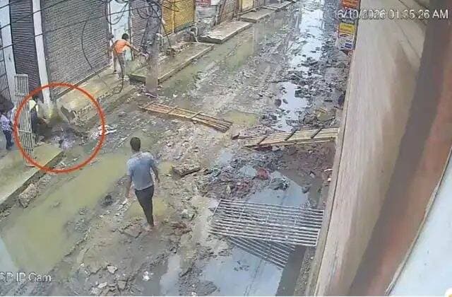 पानीपत में खुले नाले में जिंदगी और मौत के बीच फंसा बच्चा...लोगों ने कूदकर बचाई जान; खौफनाक CCTV आया सामने
पानीपत वार्ड नंबर-3 में देवी मंदिर के पास खुले नाले में गिरकर एक बच्चा डूबने लगा। आसपास मौजूद लोगों ने तुरंत उसे बाहर निकालकर उसकी जान बचा ली।
गनीमत रही कि घटना के समय लोग मौके पर मौजूद थे, वरना बच्ची की जान भी जा सकती थी। हादसा सीसीटीवी कैमरे में कैद हो गया। वीडियो में बचे के नाले में गिरने और आसपास मौजूद लोगों के उसे बचाने के लिए तत्काल आगे आने की घटना सामने आई है।
इस घटना ने नगर निगम की सुरक्षा व्यवस्था पर फिर सवाल खड़े कर दिए हैं। इसी नाले और आसपास के क्षेत्र में पहले भी हादसे हो चुके हैं। कुछ समय पहले एक महिला खुले नाले में गिर गई थी, जबकि बाद में बाइक सवार भी गड्ढे में गिर चुके हैं। इन घटनाओं के बाद निगम अधिकारियों पर कार्रवाई हुई थी और निर्माण एजेंसी पर 10 लाख रुपये का जुर्माना लगाने के आदेश दिए गए थे। इसके बावजूद बच्ची के नाले में गिरने की घटना सामने आने से खुले नालों और अधूरे निर्माण कार्यों की समस्या फिर उजागर हुई है।
लोगों की सतर्कता से बची बच्ची की जान
देवी मंदिर के पास खुले नाले में बच्चे के गिरते ही आसपास मौजूद लोगों ने उसे बचाने के लिए तुरंत प्रयास शुरू कर दिए। लोगों ने बिना देर किए बच्ची को नाले से बाहर निकाला। इस दौरान कुछ पल की देरी भी उसके लिए जानलेवा साबित हो सकती थी। राहत की बात रही कि मौके पर मौजूद लोगों ने समय रहते उसे बाहर निकाल लिया। घटना सीसीटीवी कैमरे में रिकॉर्ड हो गई। हादसे का वीडियो सामने आने के बाद इलाके में खुले नाले की सुरक्षा को लेकर चिंता बढ़ गई है। हालांकि, बच्ची की उम्र, घटना का सटीक समय और उसे अस्पताल ले जाने की जरूरत पड़ी या नहीं, इसकी पुष्टि अभी नहीं हुई है।
पहले महिला नाले में गिरी, दुकानदारों ने बचाया था
इसी क्षेत्र में अगस्त में एक महिला के खुले नाले में गिरने की घटना सामने आई थी। घटना का सीसीटीवी वीडियो भी सामने आया था। महिला नाले में गिर गई तो आसपास मौजूद लोगों ने उसे बाहर निकालकर उसकी जान बचाई थी। उस समय भी नाले की गहराई और सुरक्षा इंतजामों की कमी को लेकर सवाल उठे थे। स्थानीय लोगों ने शिकायत की थी कि सड़क और सीवर लाइन का काम अधूरा पड़ा है तथा खुले गड्ढों और नालों के आसपास पर्याप्त बैरिकेडिंग नहीं की गई है। महिला की जान बचने के बाद भी इलाके में हादसों का सिलसिला नहीं रुका।
बाइक सवार भी गड्ढे में गिर चुके
इसी इलाके में बाइक सवारों के गड्ढे में गिरने की घटनाएं भी सामने आई थीं। सितंबर की शुरुआत में सचदेवा गार्डन के सामने खुले गड्ढे में बाइक सवारों के गिरने का सीसीटीवी फुटेज सामने आया था। इसके बाद नगर निगम प्रशासन ने संबंधित अधिकारियों और निर्माण एजेंसी के खिलाफ कार्रवाई की थी। बाद में इसी क्षेत्र में एक युवक के खुले सीवर मैनहोल या गड्ढे में गिरने की घटना की रिपोर्ट भी प्रकाशित हुई थी। लगातार सामने आई इन घटनाओं से स्पष्ट है कि खुले नाले, गहरे गड्ढे और अधूरे निर्माण कार्य लोगों की सुरक्षा के लिए गंभीर खतरा बने हुए हैं।
JE निलंबित, SDO और XEN पर कार्रवाई
महिला और बाइक सवारों के हादसों के बाद नगर निगम प्रशासन ने कार्रवाई की थी। प्रकाशित रिपोर्टों के अनुसार, निगम आयुक्त डॉ. पंकज राव ने जेई जतिन को निलंबित कर दिया था। एसडीओ योगेश तोमर और एक्सईएन सुमित नांदल के खिलाफ आरोपपत्र की विभागीय कार्रवाई शुरू की गई थी। संबंधित निर्माण एजेंसी पर 10 लाख रुपये का जुर्माना लगाने के आदेश दिए गए थे और उसे ब्लैकलिस्ट करने की प्रक्रिया शुरू की गई थी। कार्रवाई के बावजूद क्षेत्र में दोबारा बच्ची के नाले में गिरने की घटना सामने आना सुरक्षा इंतजामों की प्रभावशीलता पर सवाल खड़े करता है।
आखिर कब तक लोगों की जान बचाने के लिए राहगीरों पर निर्भर रहेगा शहर?
खुले नाले में बच्ची के गिरने की घटना ने एक बार फिर यह सवाल खड़ा कर दिया है कि हादसे होने के बाद कार्रवाई तो होती है, लेकिन खतरनाक स्थानों को सुरक्षित बनाने के लिए स्थायी व्यवस्था क्यों नहीं हो पा रही। अगर घटना के समय आसपास लोग मौजूद नहीं होते तो बच्ची की जान जा सकती थी।
ऐसे में केवल हादसे के बाद जिम्मेदारी तय करना पर्याप्त नहीं है। खुले नालों को सुरक्षित ढकना, गहरे गड्ढों के चारों ओर मजबूत बैरिकेडिंग करना, चेतावनी बोर्ड लगाना और अधूरे निर्माण कार्यों को समय पर पूरा करना जरूरी है। नगर निगम को यह सुनिश्चित करना होगा कि बच्चों और राहगीरों को सुरक्षित रास्ता मिले और किसी परिवार को ऐसी लापरवाही की कीमत अपनी जान देकर न चुकानी पड़े।