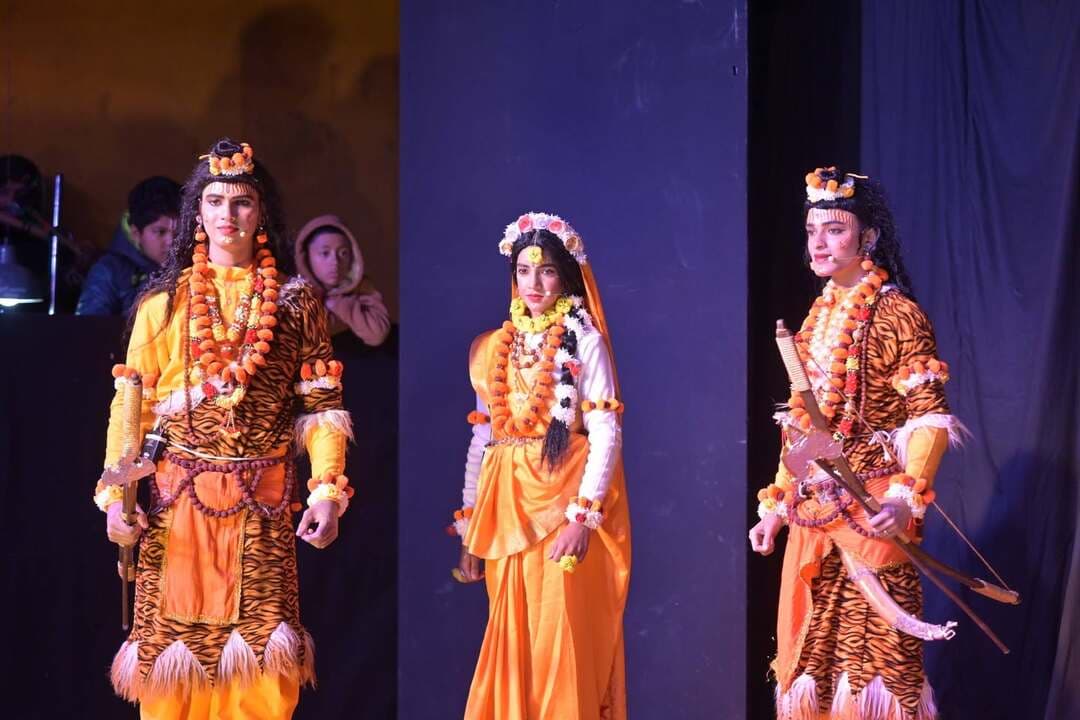 पिथौरागढ़ :- राम वनगमन से टूटा अयोध्या का धैर्य, भरत-कैकेयी संवाद ने किया भावुक !
पिथौरागढ़ :- श्री रामलीला प्रबन्धकारिणी समिति पिथौरागढ़ द्वारा आयोजित ऐतिहासिक 130वें रामलीला मंचन के पांचवें दिवस राम वनगमन, सुमंत विलाप, राजा दशरथ के निधन और भरत-कैकेयी संवाद की लीलाओं का भावपूर्ण मंचन किया गया।
लीला में दिखाया गया कि श्रीराम, माता सीता और लक्ष्मण वन की ओर प्रस्थान करते हैं। उनके वियोग में सुमंत विलाप करते हैं, वहीं पुत्र वियोग से व्याकुल राजा दशरथ प्राण त्याग देते हैं। वन में माता सीता को प्यास लगने पर लक्ष्मण पानी की तलाश में निकलते हैं। इस प्रसंग के माध्यम से वनवास के दौरान श्रीराम, सीता और लक्ष्मण के संघर्षों को दर्शाया गया।
दूसरी ओर, अयोध्या लौटने पर भरत को घटनाक्रम की जानकारी मिलती है। वे माता कैकेयी से संवाद करते हुए उनके निर्णय पर दुख और नाराजगी व्यक्त करते हैं। वहीं शत्रुघ्न और मंथरा के बीच हुए संवाद ने भी दर्शकों का ध्यान आकर्षित किया। कलाकारों ने अपने अभिनय के माध्यम से पारिवारिक रिश्तों, त्याग और श्रीराम के प्रति प्रेम को मंच पर जीवंत किया। रामलीला के इन प्रसंगों ने दर्शकों को भावुक कर दिया।