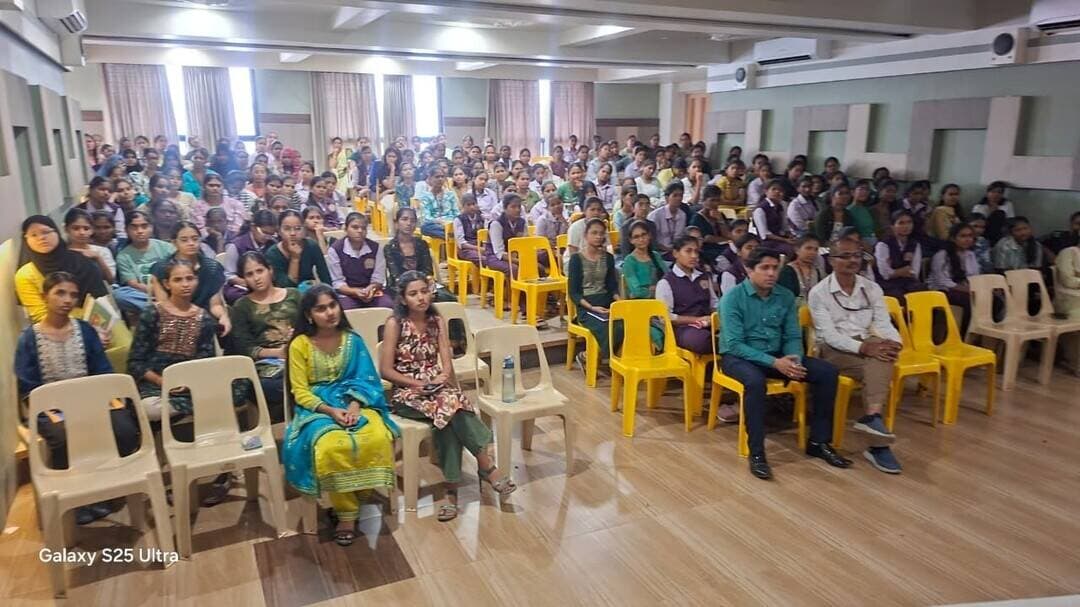 श्री. सिद्धेश्वर महिला पॉलिटेक्निक सोलापूर येथे ३००+ विद्यार्थ्यांसाठी सायबर गुन्हे जागरूकता व डिजिटल सुरक्षा मार्गदर्शन व्याख्यान.
सोलापूर, दि. १६ ऑक्टोबर २०२६ :
मा. पोलीस आयुक्त, पोलीस उपायुक्त (गुन्हे व विशेष शाखा) तसेच वरिष्ठ पोलीस निरीक्षक, सायबर पोलीस स्टेशन, पोलीस आयुक्तालय सोलापूर शहर यांच्या मार्गदर्शनाखाली श्री सिद्धेश्वर महिला पॉलिटेक्निक सोलापूर येथे महाविद्यालयातील ३००+ अभियांत्रिकी विभागातील विद्यार्थिनींसाठी सायबर गुन्हेविषयक जागरूकता आणि डिजिटल सुरक्षा मार्गदर्शन” या विशेष उपक्रमाचे आयोजन करण्यात आले.
वाढत्या ऑनलाइन फसवणुकीच्या पार्श्वभूमीवर विद्यार्थ्यांनी डिजिटल तंत्रज्ञानाचा सुरक्षित व जबाबदारीने वापर करावा, विविध प्रकारच्या सायबर गुन्ह्यांपासून स्वतःचे संरक्षण करता यावे, या उद्देशाने सदर विशेष व्याख्यान आयोजित करण्यात आले.
या कार्यक्रमात विद्यार्थ्यांना सायबर सुरक्षेबाबत अत्यंत उपयुक्त व प्रात्यक्षिक स्वरूपाची माहिती देण्यात आली.
यावेळी महिला पोलीस अंमलदार प्रांजली काळे तसेच सायबर सिक्युरिटी तज्ञ श्री. अविनाश पाटील, पो.कॉ. अंबलगी यांनी ऑनलाइन आर्थिक फसवणूक, फिशिंग, ओटीपी फसवणूक, यूपीआय फसवणूक, सोशल मीडिया सुरक्षा, सायबर बुलिंग, बनावट प्रोफाइल, डिजिटल अटक, ए.आय. / डीपफेक आधारित फसवणूक, पासवर्ड सुरक्षा, मोबाईल सुरक्षा, म्यूल अकाउंट तसेच सायबर गुन्ह्याची तक्रार नोंदविण्याची प्रक्रिया या महत्त्वपूर्ण विषयांवर सविस्तर मार्गदर्शन करण्यात आले. संशयास्पद लिंक व कॉल कसे ओळखावेत, वैयक्तिक व आर्थिक माहिती सुरक्षित कशी ठेवावी आणि सायबर फसवणूक झाल्यास तातडीने कोणती पावले उचलावीत, याबाबतही मार्गदर्शन करण्यात आले.
कार्यशाळेत अभियांत्रिकी महाविद्यालयाचे प्राचार्य श्री गजानन धरणे सर, प्राध्यापक पाटील मॅडम व सर्व अभियांत्रिकी विभागाचे विभाग प्रमुख व प्राध्यापक वर्ग मोठ्या संखयेने उपस्थित होते. विद्यार्थ्यांमध्ये Cyber Security Awareness, Digital Responsibility आणि Safe Digital Practices याबाबत सकारात्मक व प्रभावी जनजागृती करण्यात आली. सदर उपक्रमास विद्यार्थ्यांचा उत्स्फूर्त प्रतिसाद मिळाला.