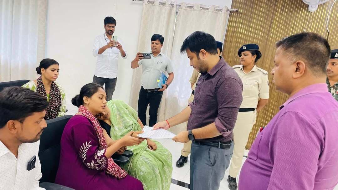 कैमूर DM की त्वरित पहल, मृतक के परिजन को साढ़े चार लाख की सहायता, बहनों की पढ़ाई और नौकरी का आश्वासन
कैमूर जिला पदाधिकारी ने त्वरित कार्रवाई करते हुए मृतक रंजय कुमार उर्फ धनजि पासवान के परिवार को आर्थिक सहायता प्रदान की है।