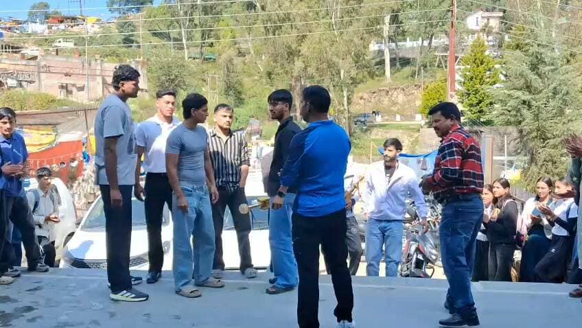बॉक्सिंग में बासा कॉलेज का दमदार प्रदर्शन, पहली ही भागीदारी में जीती ओवरऑल चैंपियन ट्रॉफी
गोहर:-संजीव कुमार
एमएलएसएम कॉलेज सुंदरनगर में आयोजित अंतर महाविद्यालय बॉक्सिंग प्रतियोगिता-2026 में राजकीय महाविद्यालय बासा (गोहर) के मुक्केबाजों ने शानदार प्रदर्शन करते हुए बॉयज वर्ग की ओवरऑल चैंपियन ट्रॉफी अपने नाम की। प्रतियोगिता में विभिन्न महाविद्यालयों से आए मुक्केबाजों ने अपनी प्रतिभा और दमखम का प्रदर्शन किया।
राजकीय महाविद्यालय बासा की टीम ने पहली बार इस अंतर महाविद्यालय बॉक्सिंग प्रतियोगिता में भाग लिया और अपने बेहतरीन प्रदर्शन से कॉलेज का नाम रोशन किया। प्रतियोगिता में बासा कॉलेज के कुल सात मुक्केबाजों ने विभिन्न भार वर्गों में हिस्सा लिया। इनमें छह खिलाड़ियों ने स्वर्ण पदक हासिल किए, जबकि एक खिलाड़ी ने रजत पदक जीतकर अपनी प्रतिभा का परिचय दिया।
बासा कॉलेज के पदक विजेता खिलाड़ी
विशाल ठाकुर — 50 किलोग्राम भार वर्ग में स्वर्ण पदक।
अंकुश ठाकुर — 60 किलोग्राम भार वर्ग में स्वर्ण पदक।
लक्ष्य सोलंकी — 65 किलोग्राम भार वर्ग में स्वर्ण पदक।
तुषार — 70 किलोग्राम भार वर्ग में स्वर्ण पदक।
हेमेंद्र प्रताप सिंह — 75 किलोग्राम भार वर्ग में स्वर्ण पदक।
अर्श शर्मा — 90 किलोग्राम भार वर्ग में रजत पदक।
विनय — 90 किलोग्राम से अधिक भार वर्ग में स्वर्ण पदक।
प्रतियोगिता में शानदार उपलब्धि हासिल करने के बाद आज राजकीय महाविद्यालय बासा में सभी पदक विजेता खिलाड़ियों का स्वागत किया गया। इस उपलब्धि से महाविद्यालय में खुशी का माहौल है।
खिलाड़ियों ने अपनी सफलता का श्रेय महाविद्यालय प्रशासन तथा सुंदरनगर के जड़ोल स्थित सनराइज बॉक्सिंग अकादमी को दिया, जहां वे प्रशिक्षण प्राप्त कर रहे हैं। खिलाड़ियों ने अकादमी के संचालक एवं मुख्य कोच सूरज ठाकुर, कोच मीनाक्षी मैडम और कोच भूपेंद्र ठाकुर के मार्गदर्शन व सहयोग के लिए आभार व्यक्त किया।
कार्यकारी प्रधानाचार्य लीना शर्मा और समस्त स्टाफ ने दी बधाई
राजकीय महाविद्यालय बासा की कार्यकारी प्रधानाचार्य लीना शर्मा सहित समस्त महाविद्यालय स्टाफ ने सभी खिलाड़ियों को इस बड़ी कामयाबी के लिए बधाई दी। उन्होंने खिलाड़ियों के शानदार प्रदर्शन की सराहना करते हुए उनके उज्ज्वल भविष्य की कामना की। साथ ही उम्मीद जताई कि खिलाड़ी भविष्य में भी इसी तरह मेहनत और लगन से प्रदर्शन करते हुए महाविद्यालय और क्षेत्र का नाम रोशन करेंगे।
पहली ही बार अंतर महाविद्यालय बॉक्सिंग प्रतियोगिता में हिस्सा लेकर ओवरऑल चैंपियन ट्रॉफी जीतना बासा कॉलेज के लिए एक बड़ी उपलब्धि है। खिलाड़ियों की इस सफलता से क्षेत्र में खुशी की लहर है और उनकी उपलब्धि अन्य युवाओं के लिए भी प्रेरणास्रोत बनी है।