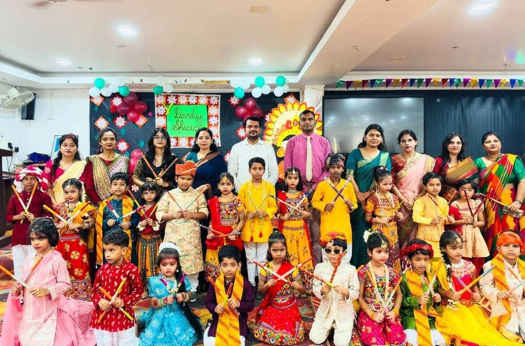 आर. सी. सी. पब्लिक स्कूल में दुर्गा स्तुति, महिषासुर वध नृत्य, डांडिया एवं रावण दहन कार्यक्रम का आयोजन
बस्ती। आर. सी. सी. पब्लिक स्कूल में दुर्गा पूजा एवं दशहरा के पावन अवसर पर दुर्गा स्तुति, महिषासुर वध पर आधारित नृत्य नाटिका, डांडिया नृत्य तथा रावण दहन कार्यक्रम का भव्य आयोजन किया गया। कार्यक्रम का उद्देश्य विद्यार्थियों को भारतीय संस्कृति, धार्मिक परंपराओं एवं बुराई पर अच्छाई की विजय के संदेश से परिचित कराना था।
कार्यक्रम का शुभारंभ माँ दुर्गा की स्तुति एवं वंदना से हुआ। विद्यार्थियों ने भक्तिमय प्रस्तुति के माध्यम से वातावरण को आध्यात्मिक बना दिया। इसके पश्चात महिषासुर वध पर आधारित नृत्य नाटिका प्रस्तुत की गई, जिसमें माँ दुर्गा की शक्ति, साहस और धर्म की स्थापना का प्रभावशाली चित्रण किया गया। डांडिया नृत्य की रंगारंग प्रस्तुति ने कार्यक्रम में उत्साह और उमंग का संचार किया। अंत में रावण दहन के माध्यम से अहंकार, अन्याय एवं बुराई के अंत तथा सत्य और धर्म की विजय का संदेश दिया गया।
इस अवसर पर विद्यालय के डायरेक्टर श्री शैलेश चौधरी ने विद्यार्थियों की प्रस्तुतियों की सराहना करते हुए कहा कि ऐसे सांस्कृतिक कार्यक्रम विद्यार्थियों में भारतीय परंपराओं के प्रति सम्मान, नैतिक मूल्यों तथा सामाजिक एकता की भावना को विकसित करते हैं।
विद्यालय के प्रधानाचार्य श्री नवनीत दीक्षित ने सभी विद्यार्थियों, शिक्षकों एवं आयोजन समिति के सदस्यों को सफल आयोजन के लिए बधाई दी। उन्होंने कहा कि दशहरा हमें सिखाता है कि सत्य, सदाचार और धर्म के मार्ग पर चलते हुए जीवन की प्रत्येक चुनौती का सामना करना चाहिए।
कार्यक्रम का समापन उल्लासपूर्ण वातावरण में हुआ। इस आयोजन ने विद्यार्थियों को भारतीय संस्कृति की समृद्ध विरासत से जोड़ने के साथ-साथ जीवन में सद्गुणों को अपनाने की प्रेरणा दी।
