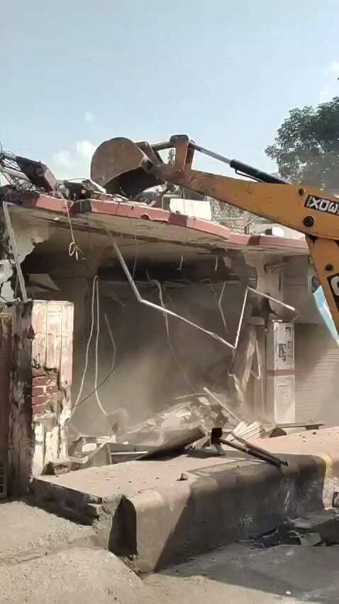 प्रयागराज विकास प्राधिकरण ने माफिया अतीक अहमद के रिश्तेदार मोहम्मद खालिद के दफ्तर क़ो बुलडोज़र चला कर ध्वस्त कर दिया, PDA ने बुलडोज़र की ये कार्यवाही अवैध कब्ज़े की शिकायत पर की है. आरोप हैं की दूसरे की ज़मीन क़ो खालिद नें कब्ज़ा करके दुकान और कार्यालय बना लिया था, PDA नें जांच के बाद शिकायत सही पाई उसके बाद PDA के जोनल ऑफिसर नें टीम के साथ सभी अवैध निर्माण क़ो बुलडोज़र से ध्वस्त कर दिया, सड़क से लगी इस ज़मीन की कीमत करोडो में बताई जा रही है।
